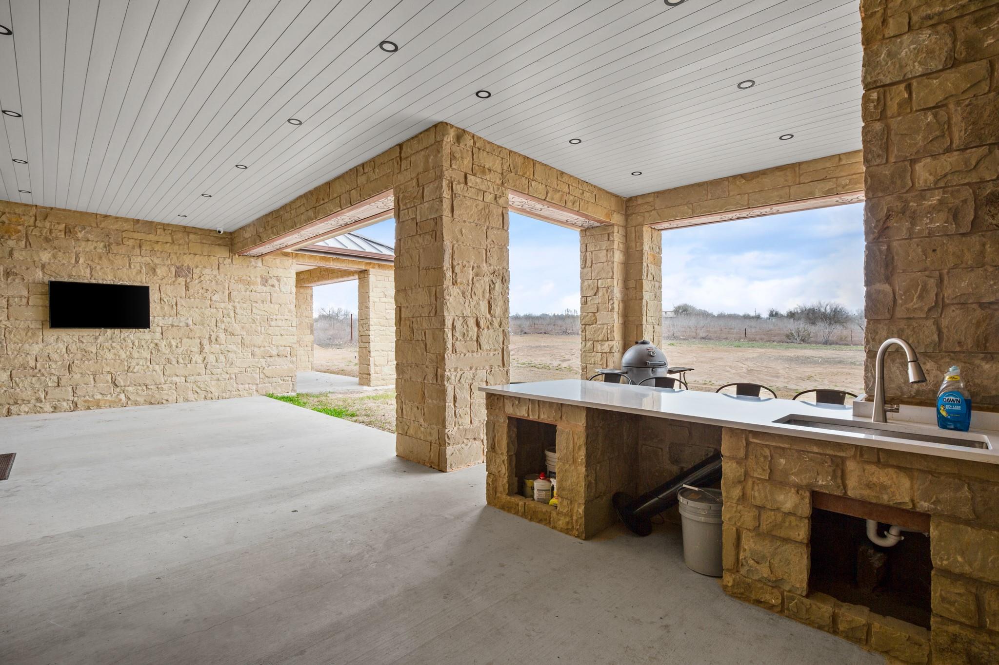 207 Arrowwood Ct, Niederwald, TX 78640