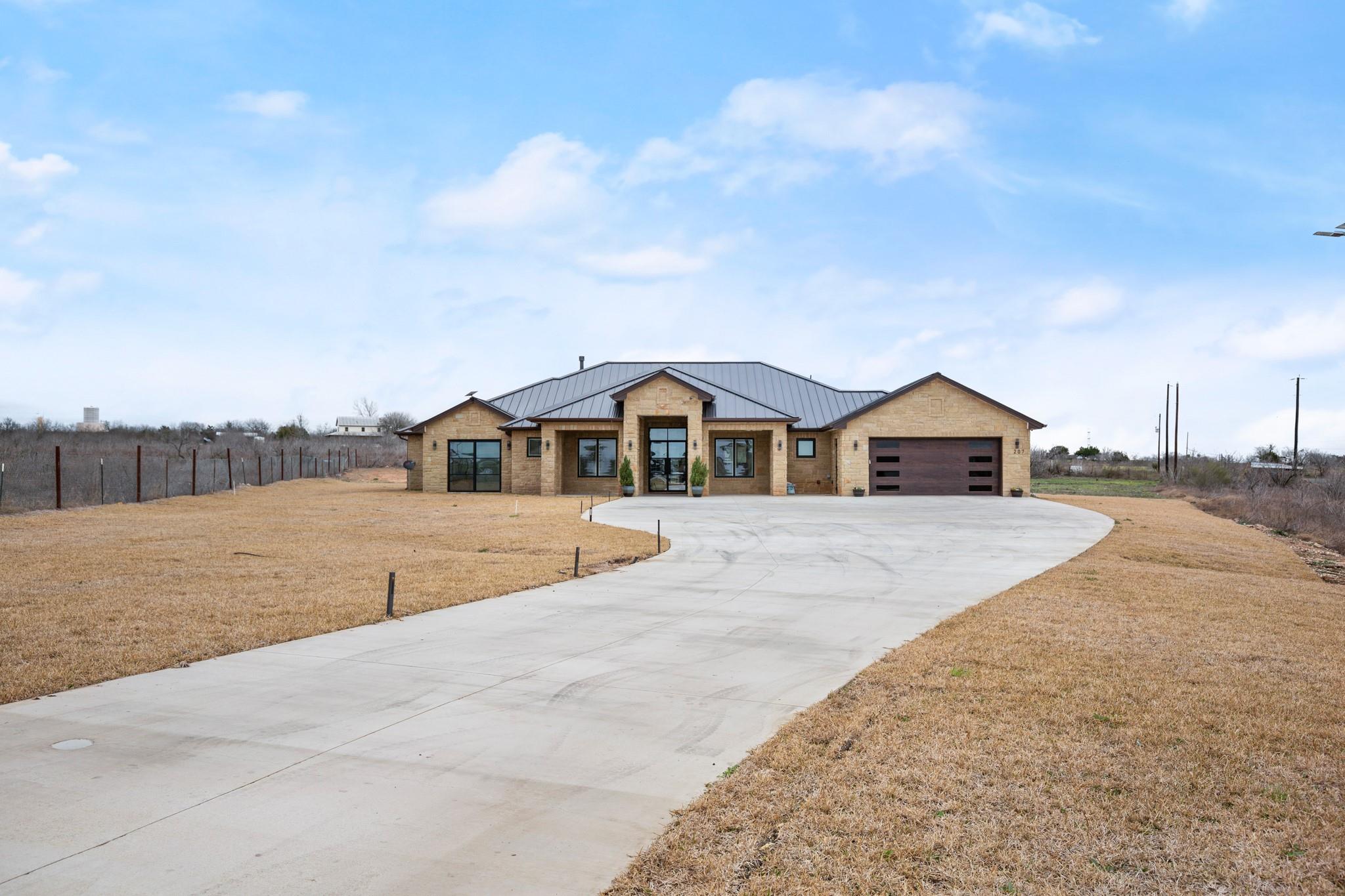 207 Arrowwood Ct, Niederwald, TX 78640