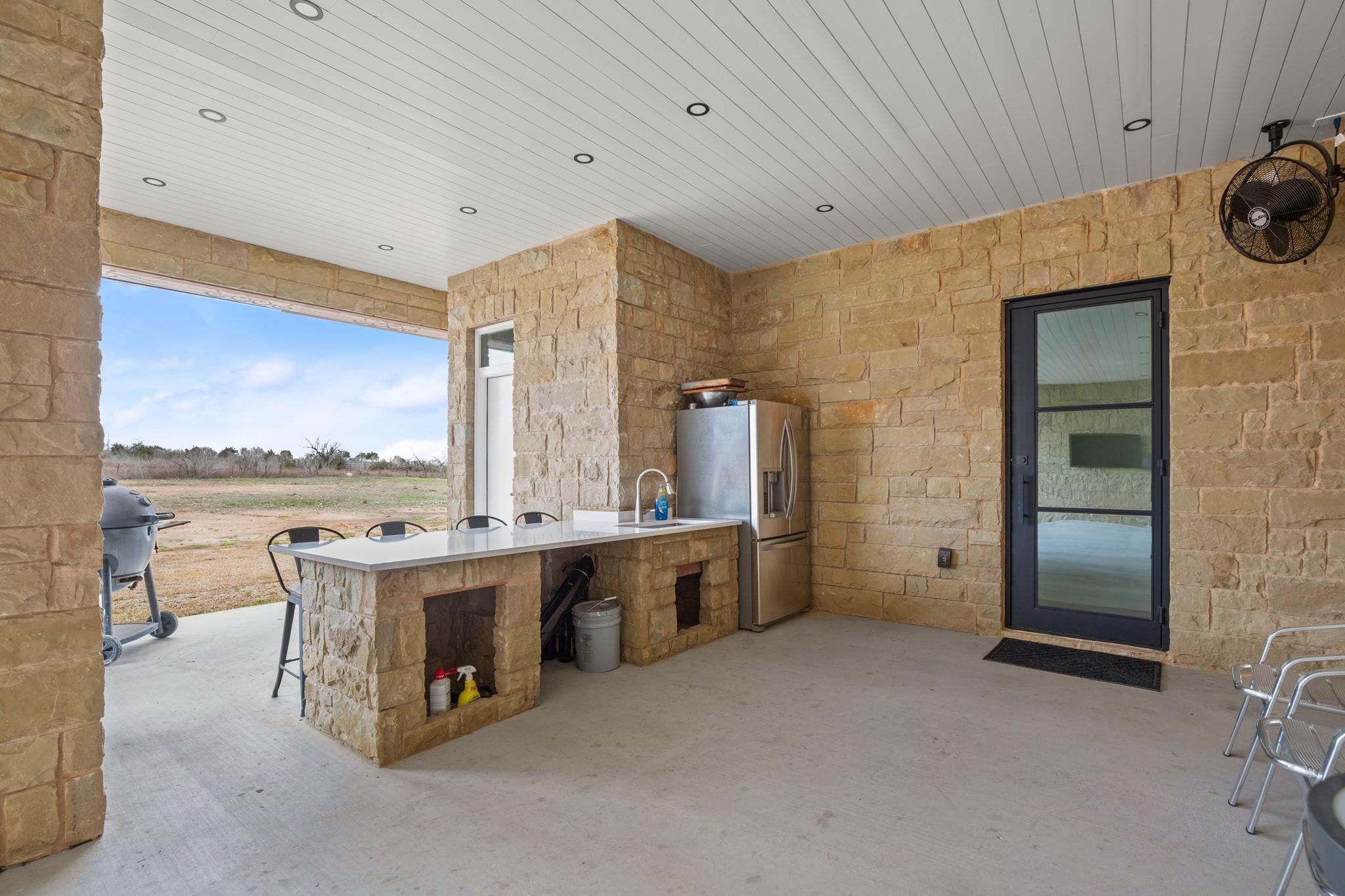 207 Arrowwood Ct, Niederwald, TX 78640