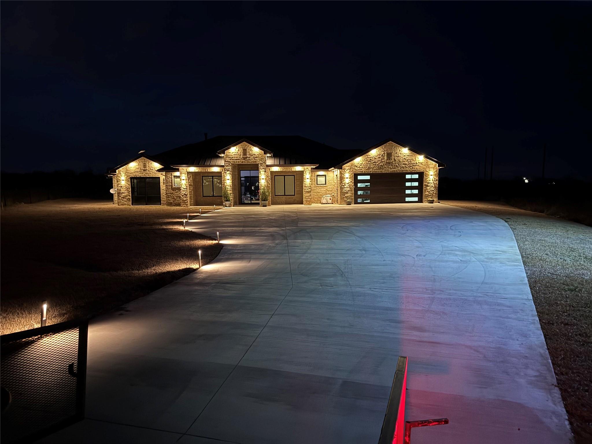 207 Arrowwood Ct, Niederwald, TX 78640