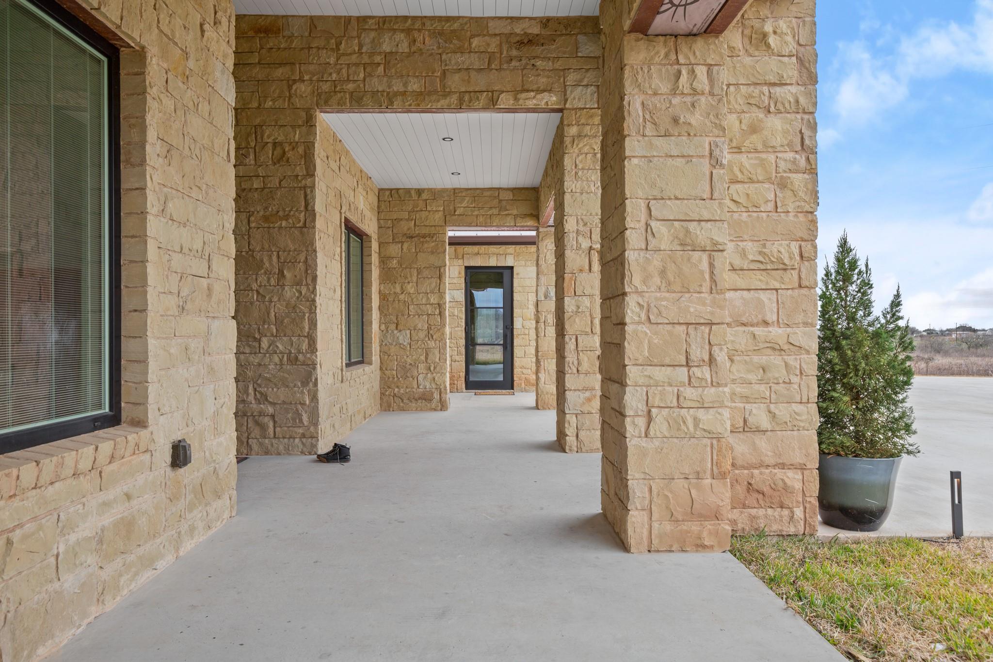 207 Arrowwood Ct, Niederwald, TX 78640