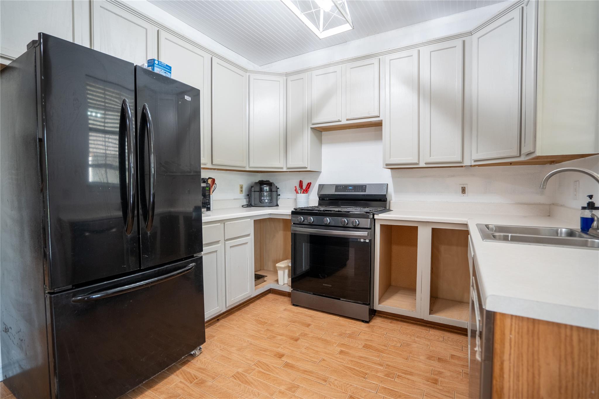 305 El Paso St, Holland, TX 76534