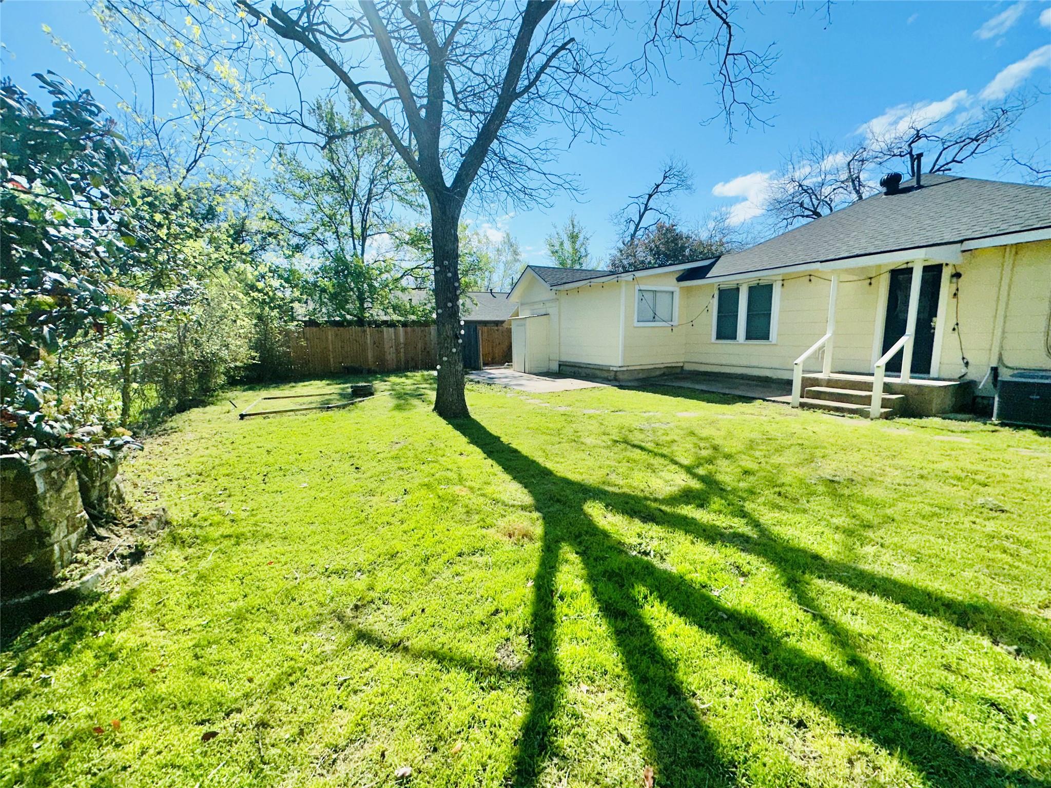 1005 N Avenue C Ave, Elgin, TX 78621