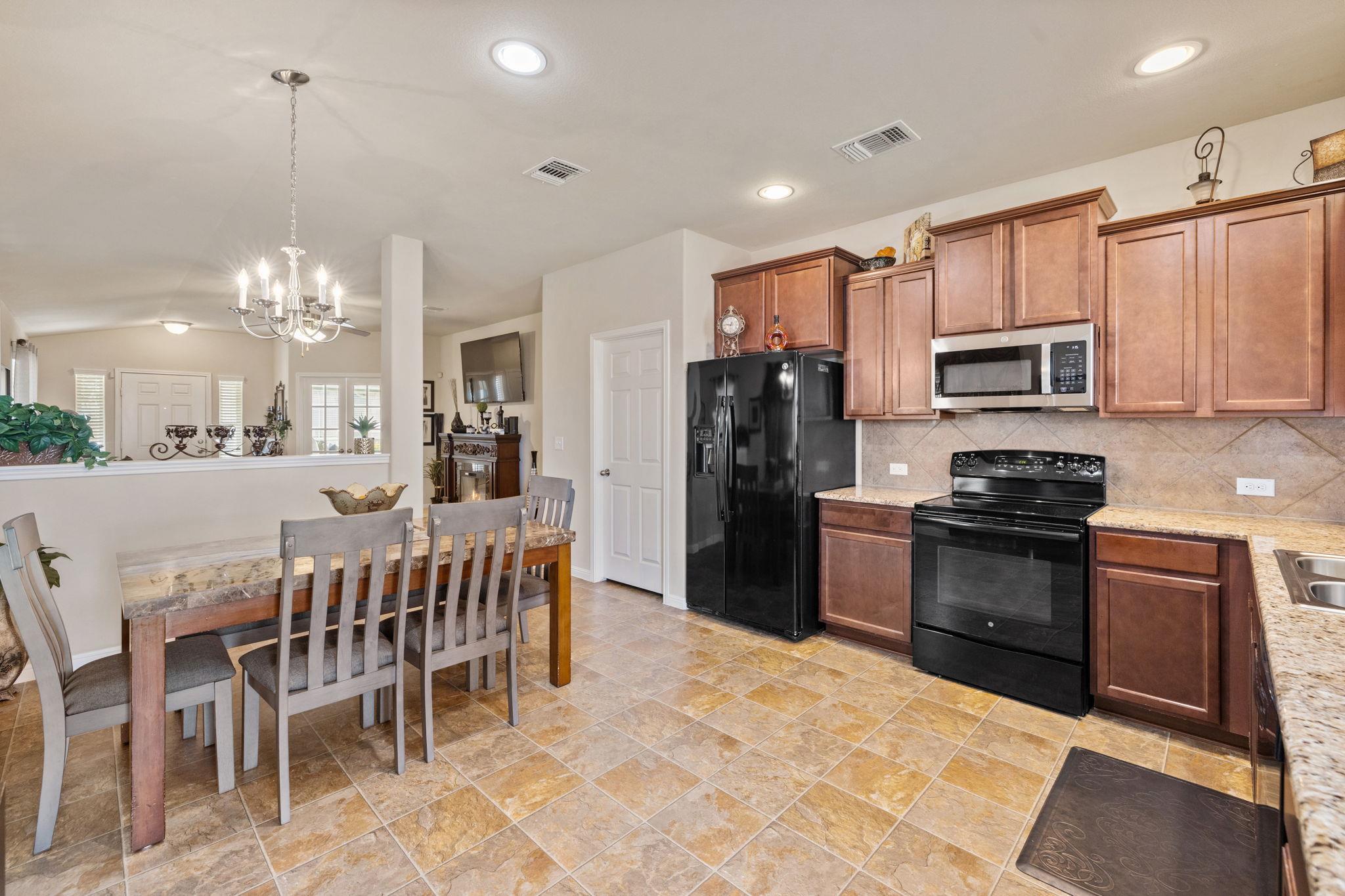 132 Sabine River Dr, Hutto, TX 78634