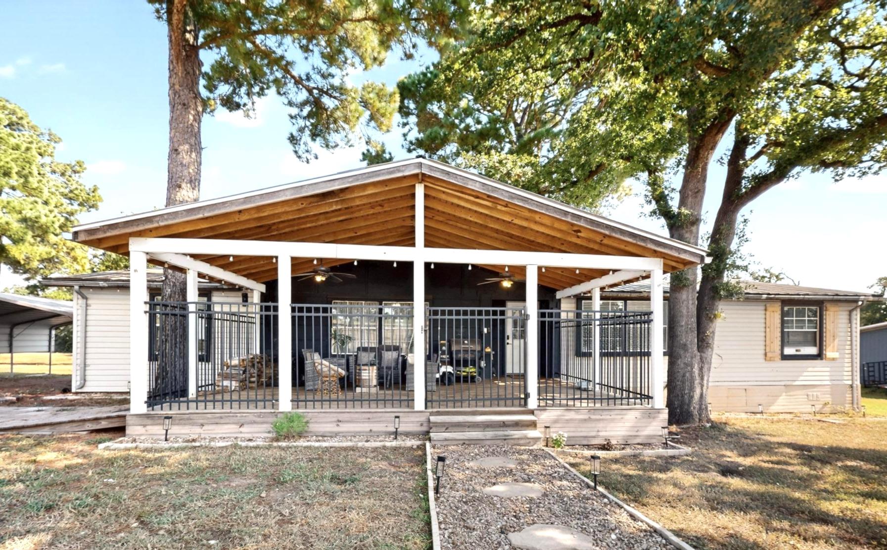 132 Cherokee Cir, Smithville, TX 78957