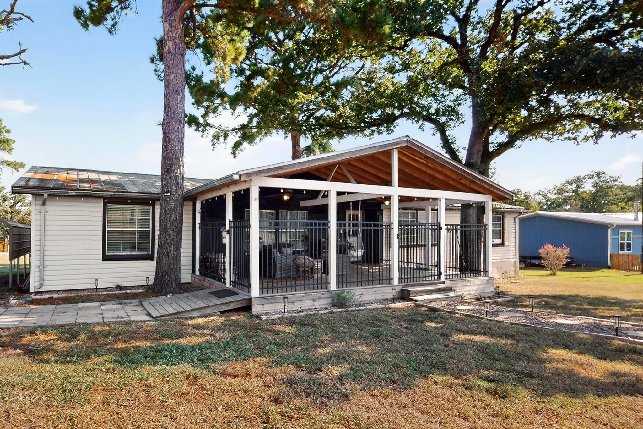 132 Cherokee Cir, Smithville, TX 78957