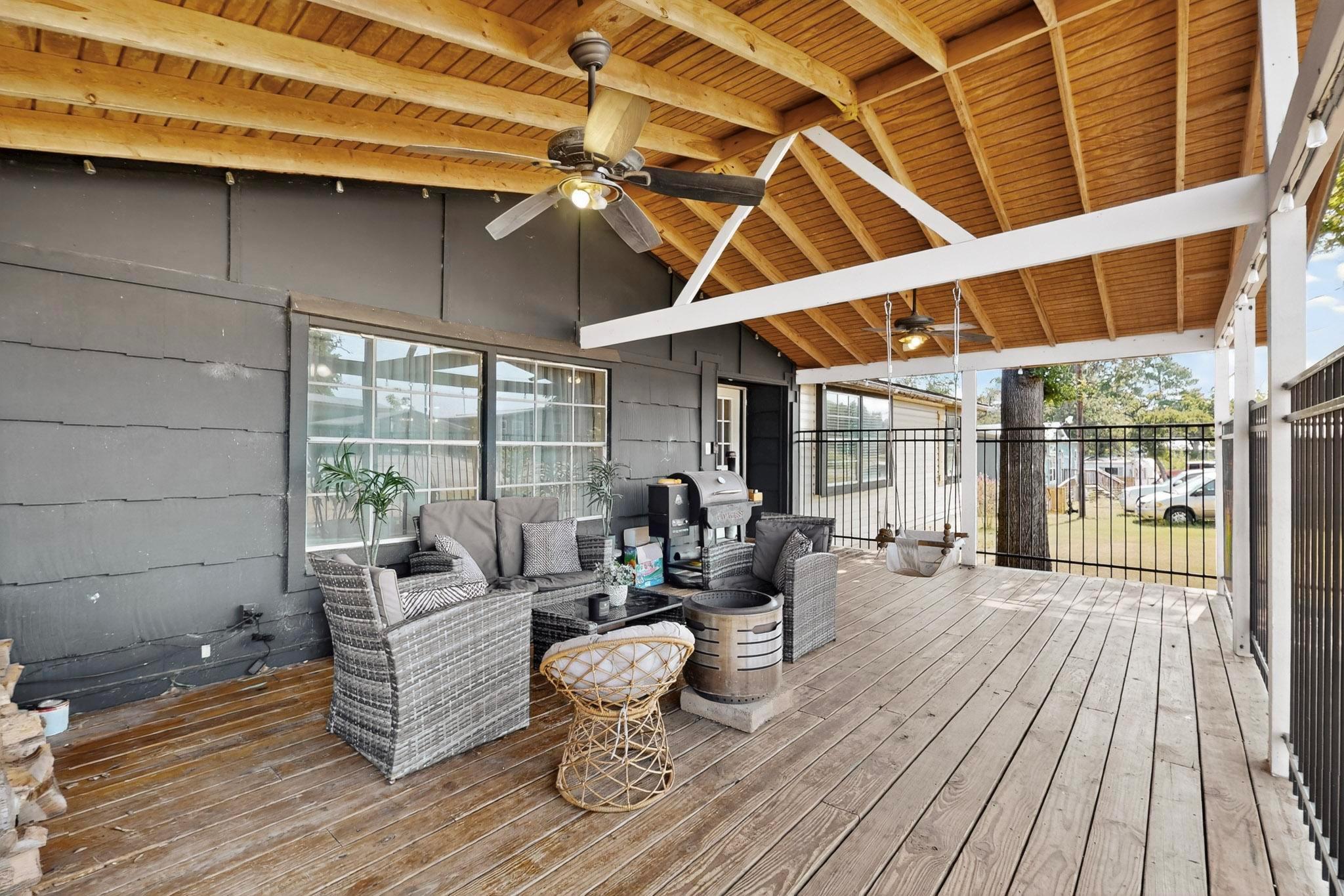 132 Cherokee Cir, Smithville, TX 78957