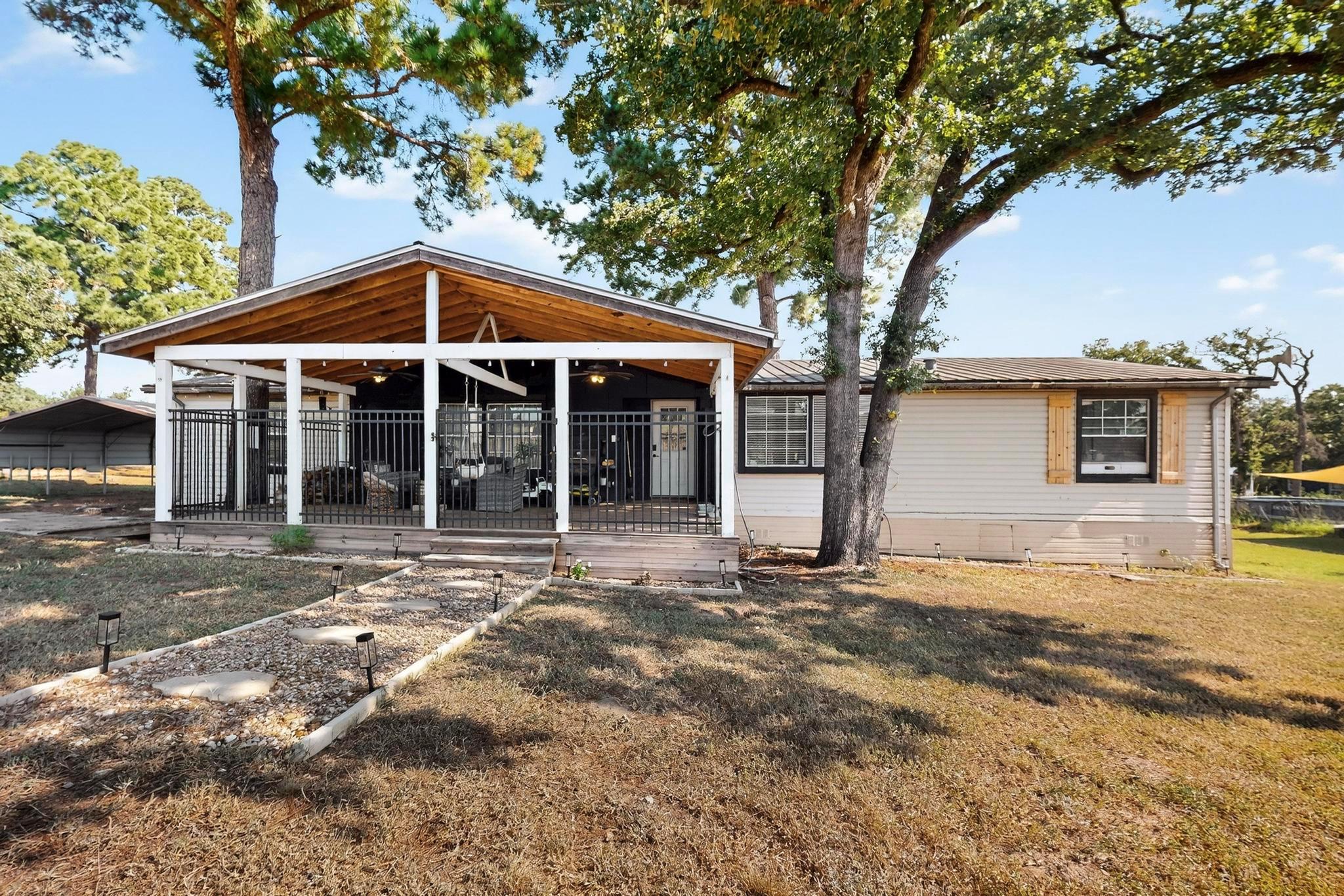 132 Cherokee Cir, Smithville, TX 78957