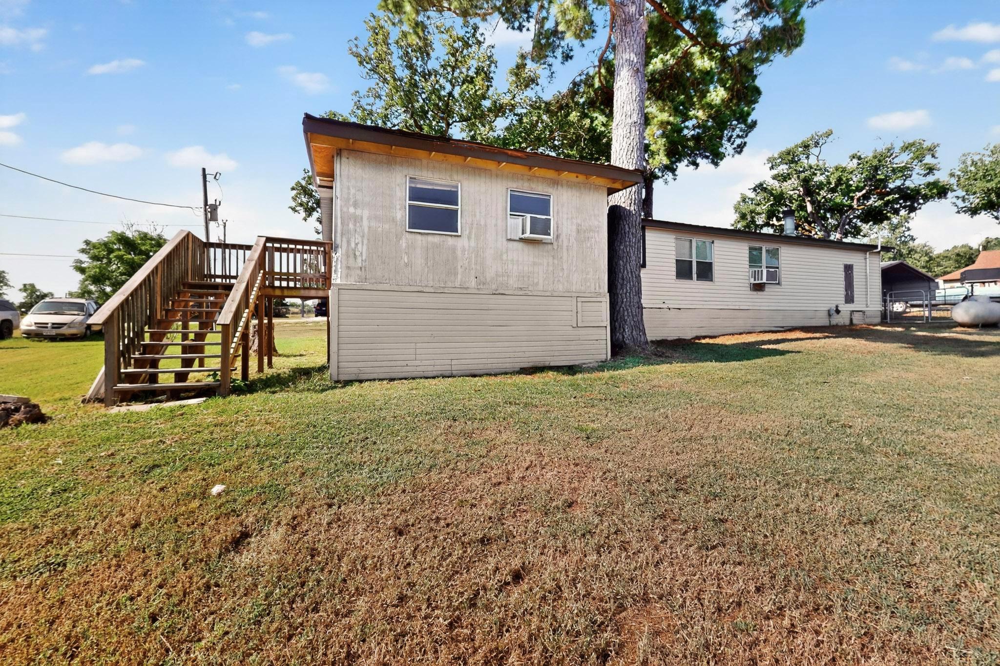 132 Cherokee Cir, Smithville, TX 78957