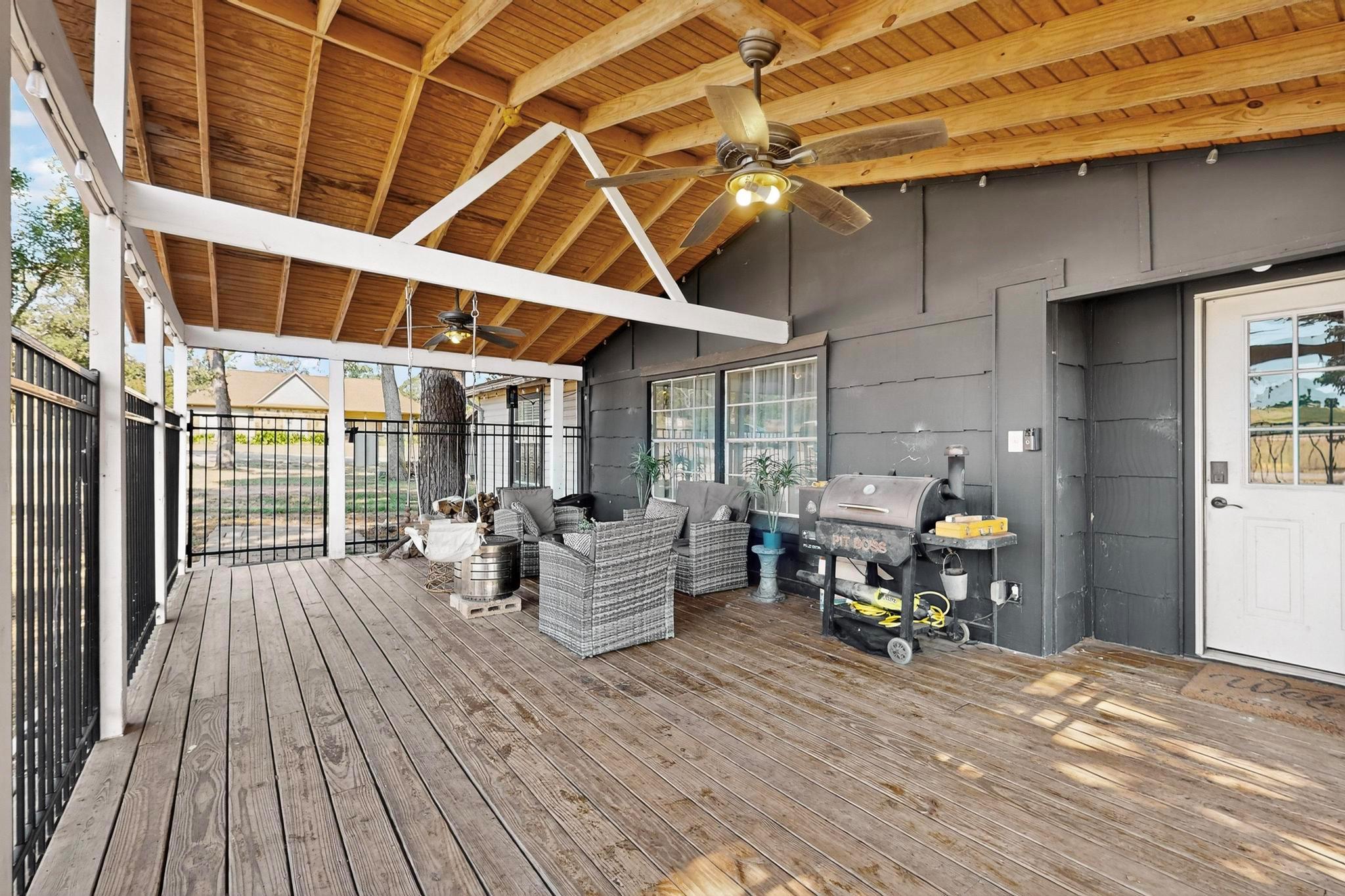 132 Cherokee Cir, Smithville, TX 78957