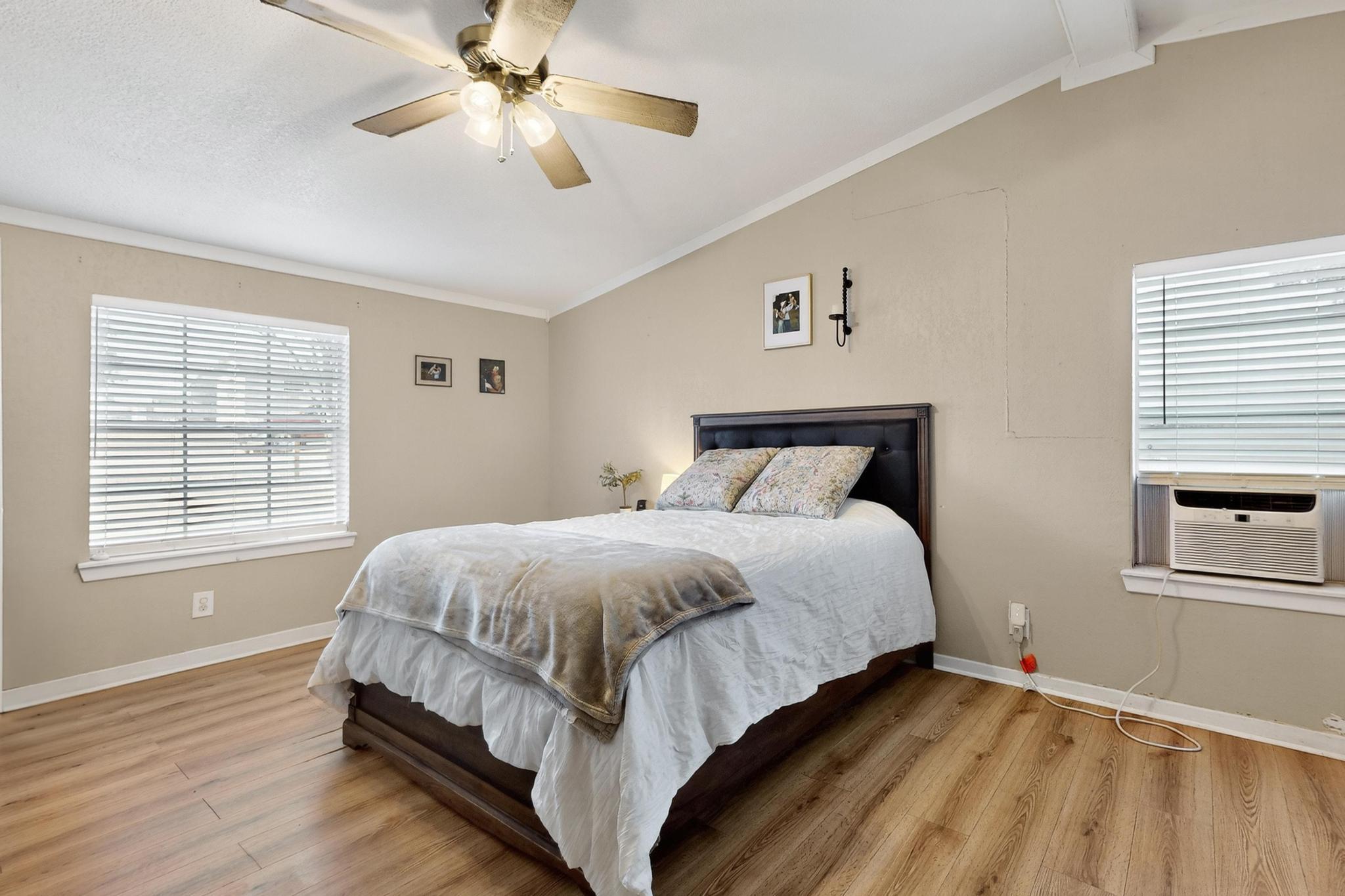 132 Cherokee Cir, Smithville, TX 78957