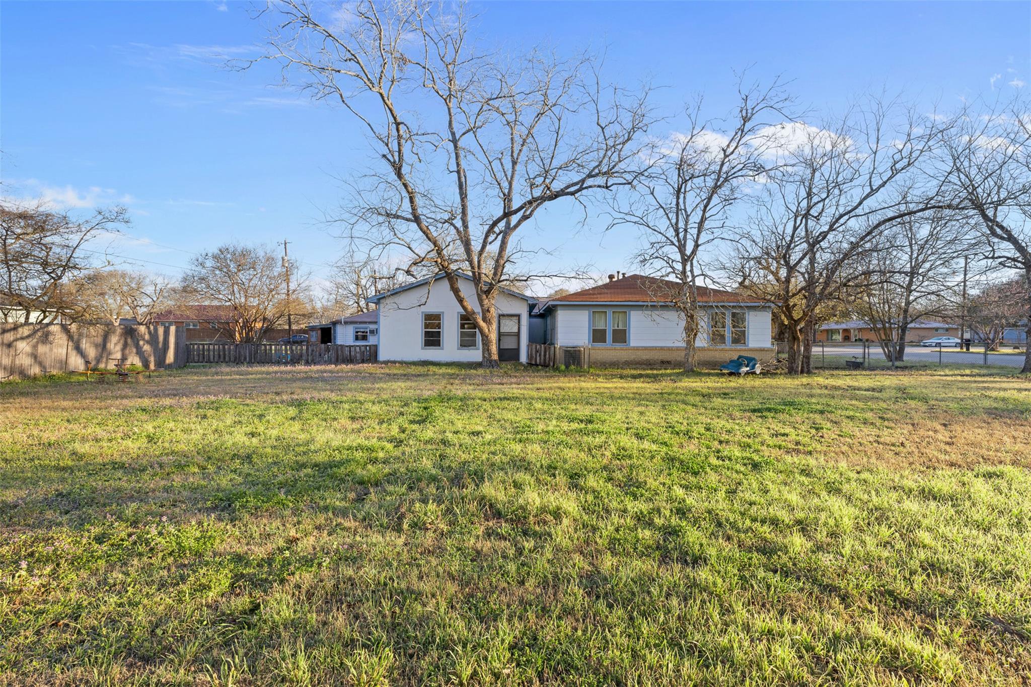 631 S Harris St, Giddings, TX 78942