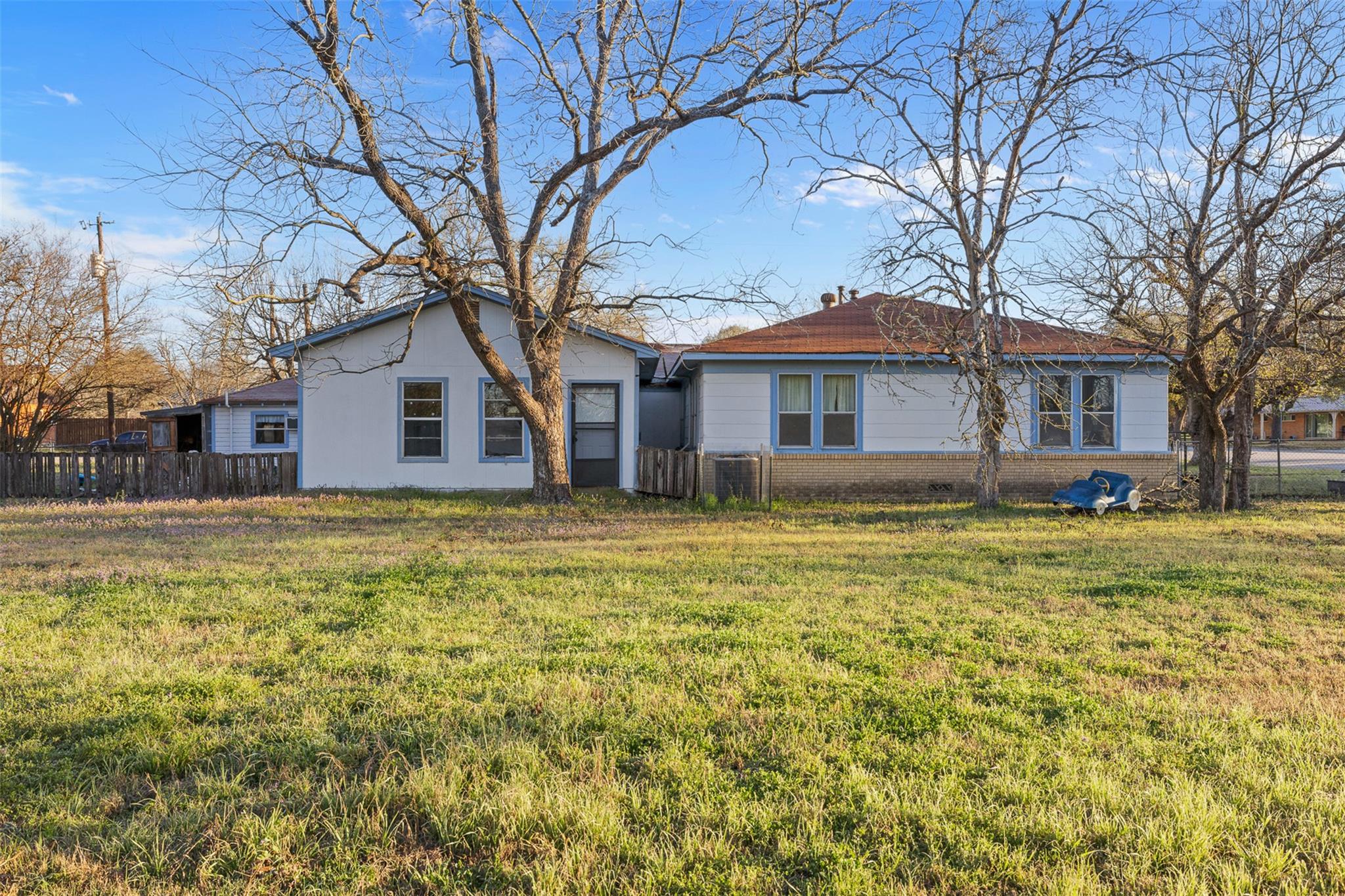 631 S Harris St, Giddings, TX 78942