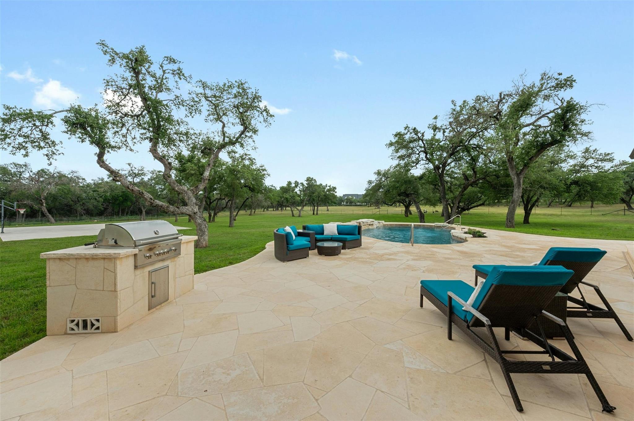 333 Stallion Ln, Dripping Springs, TX 78620
