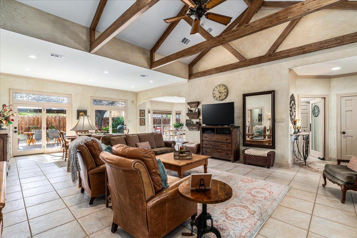39 Cottondale Rd, The Hills, TX 78738