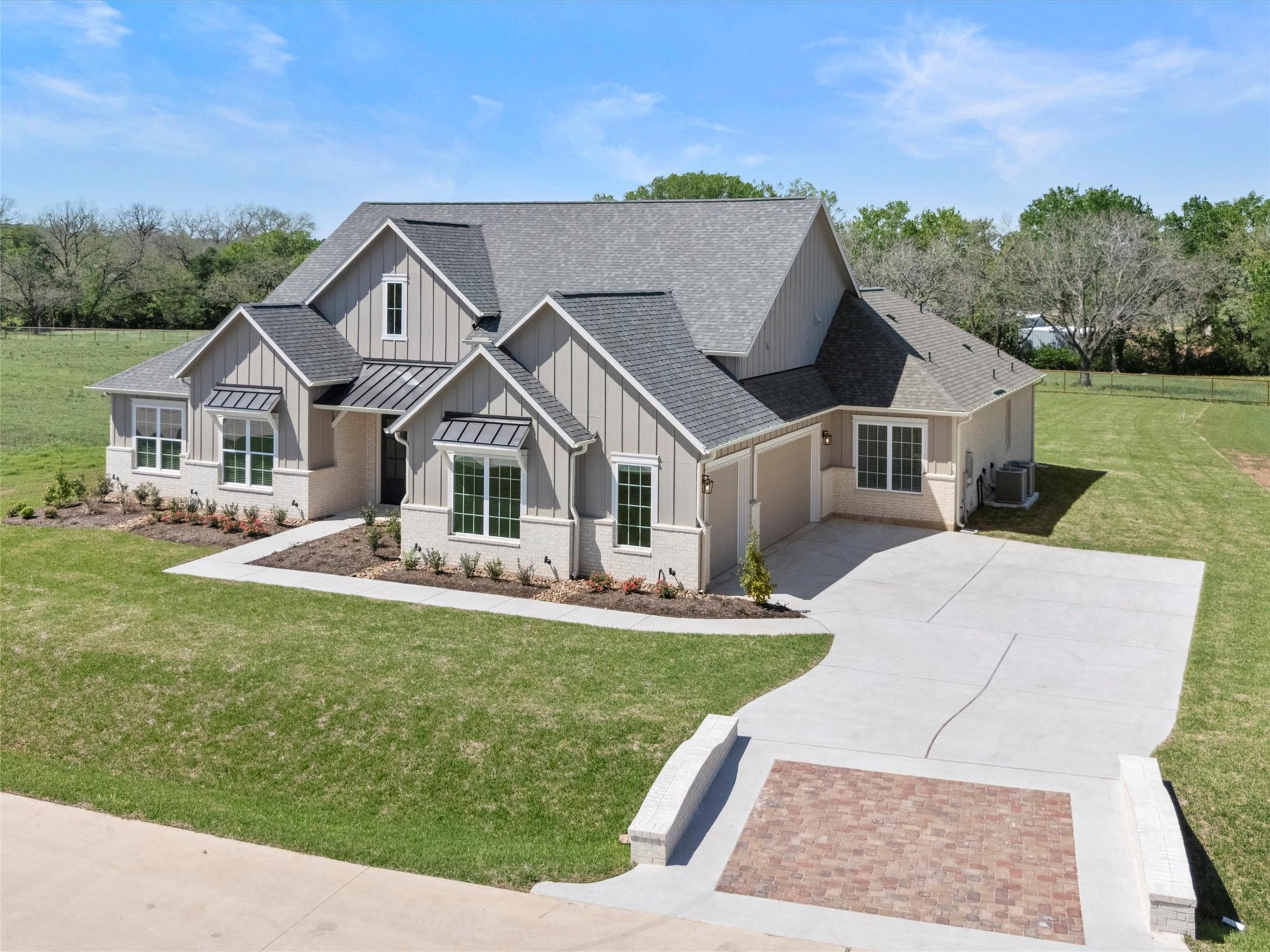 226 Hydrangea Dr, Smithville, TX 78957