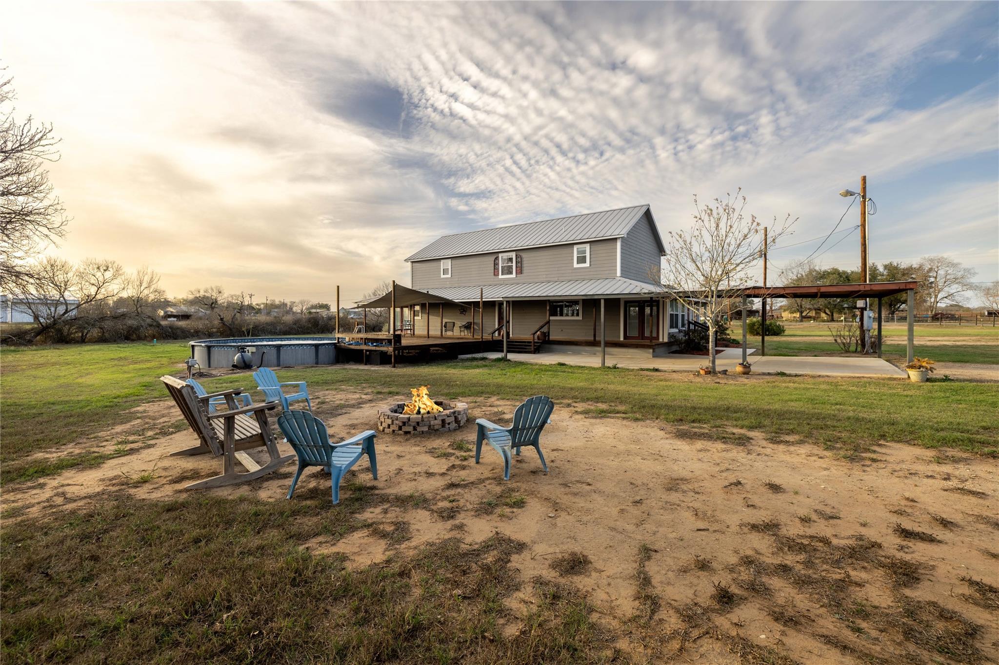 917 County Road 664, Devine, TX 78016