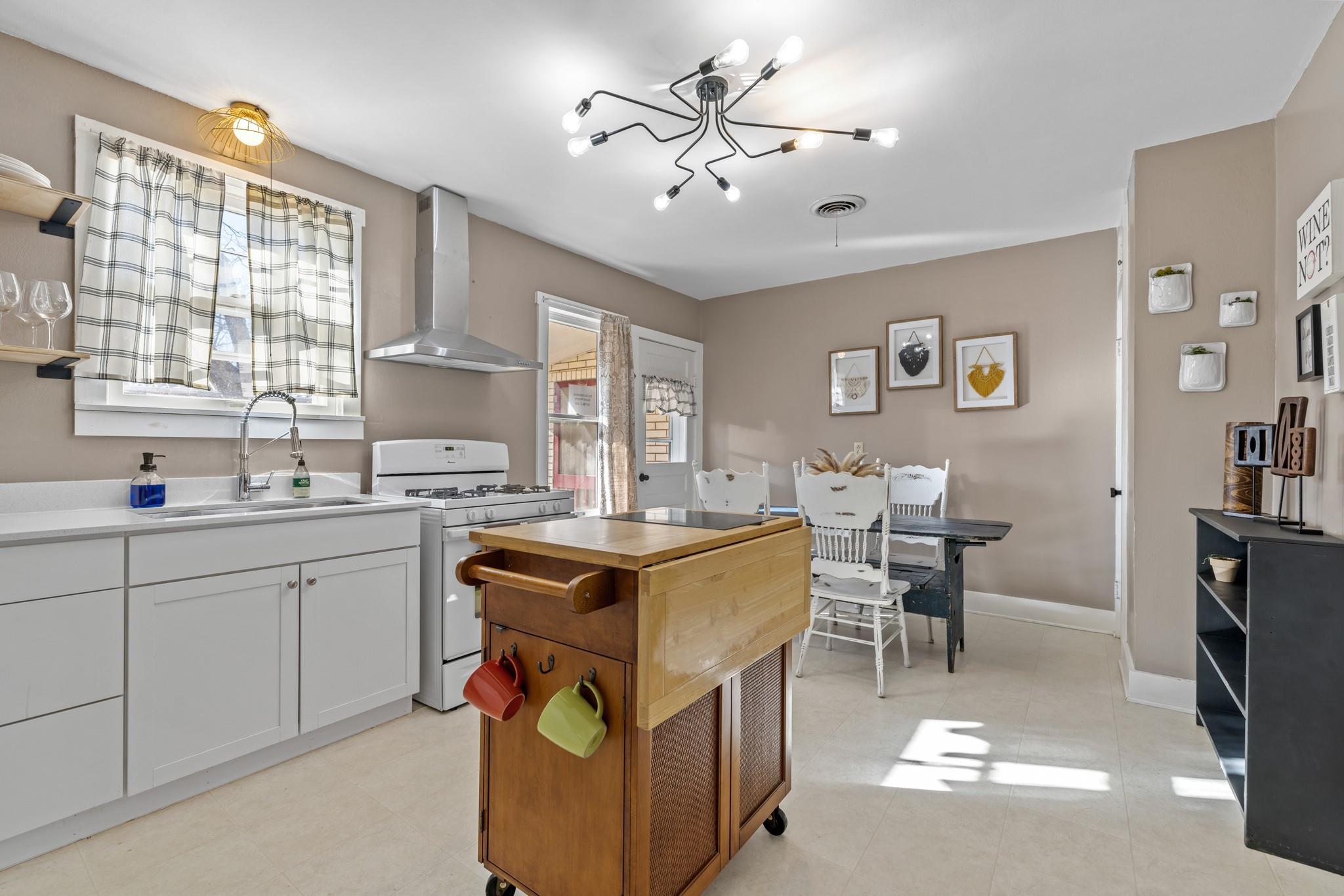 406 S Columbus St, Fredericksburg, TX 78624