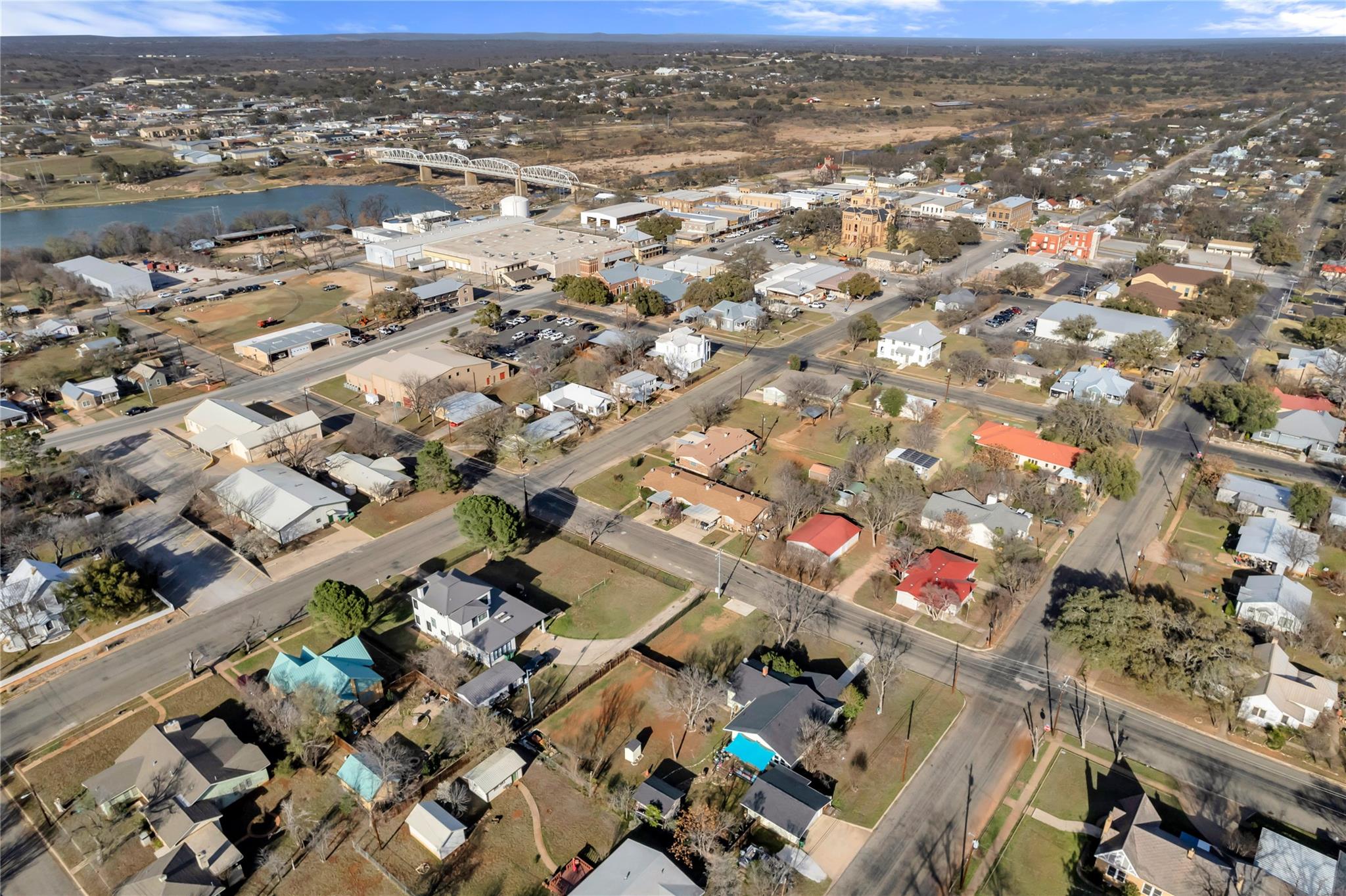 909 Flag St, Llano, TX 78643