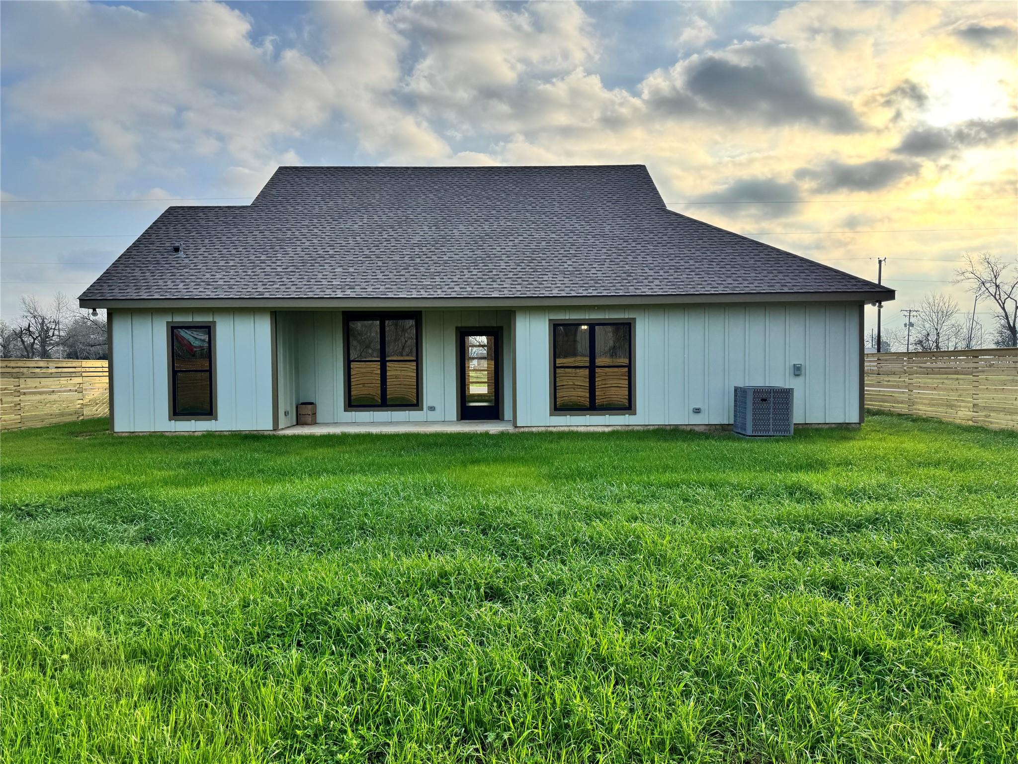 1099 White Tail Cv, Lexington, TX 78947