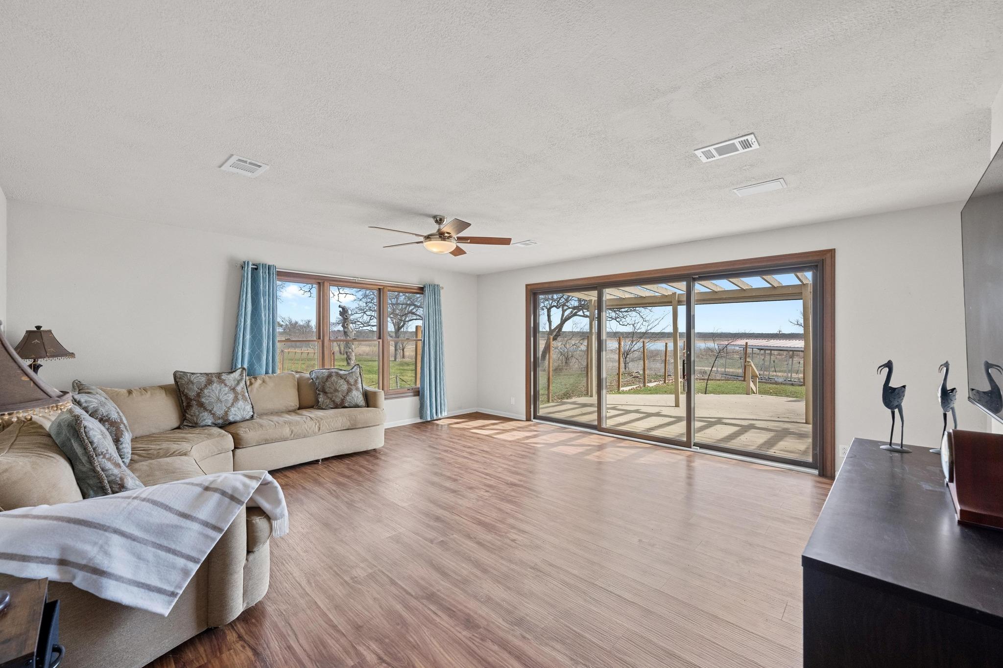 126 Lakeview Dr, Buchanan Dam, TX 78609