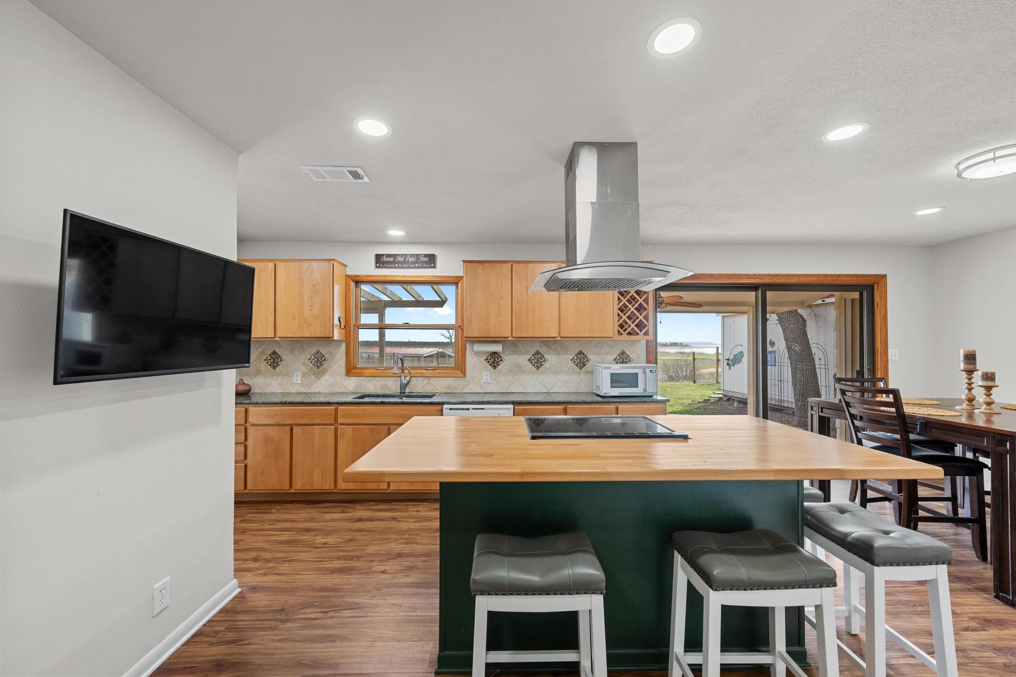 126 Lakeview Dr, Buchanan Dam, TX 78609