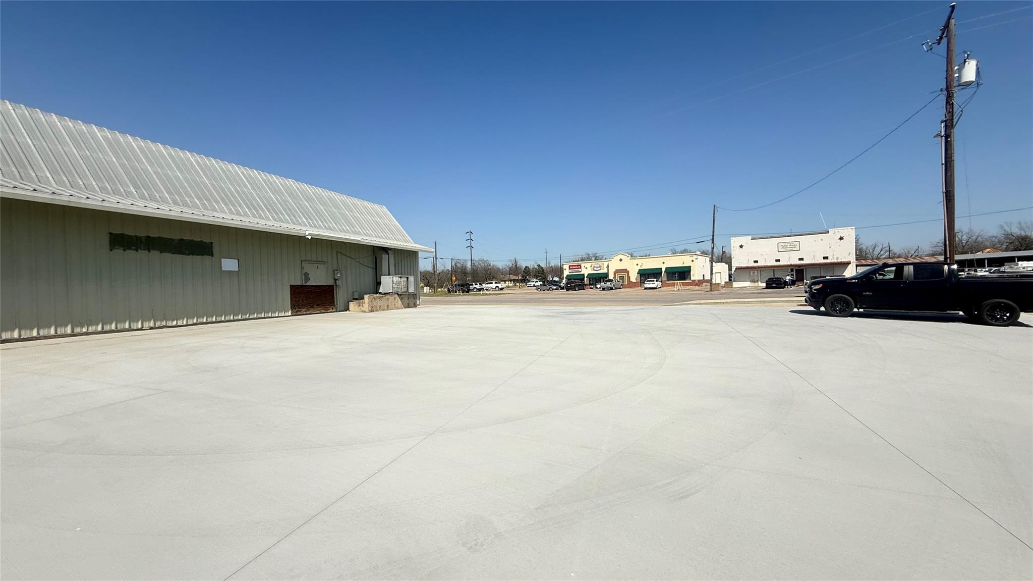 1425 N Main St, Taylor, TX 76574