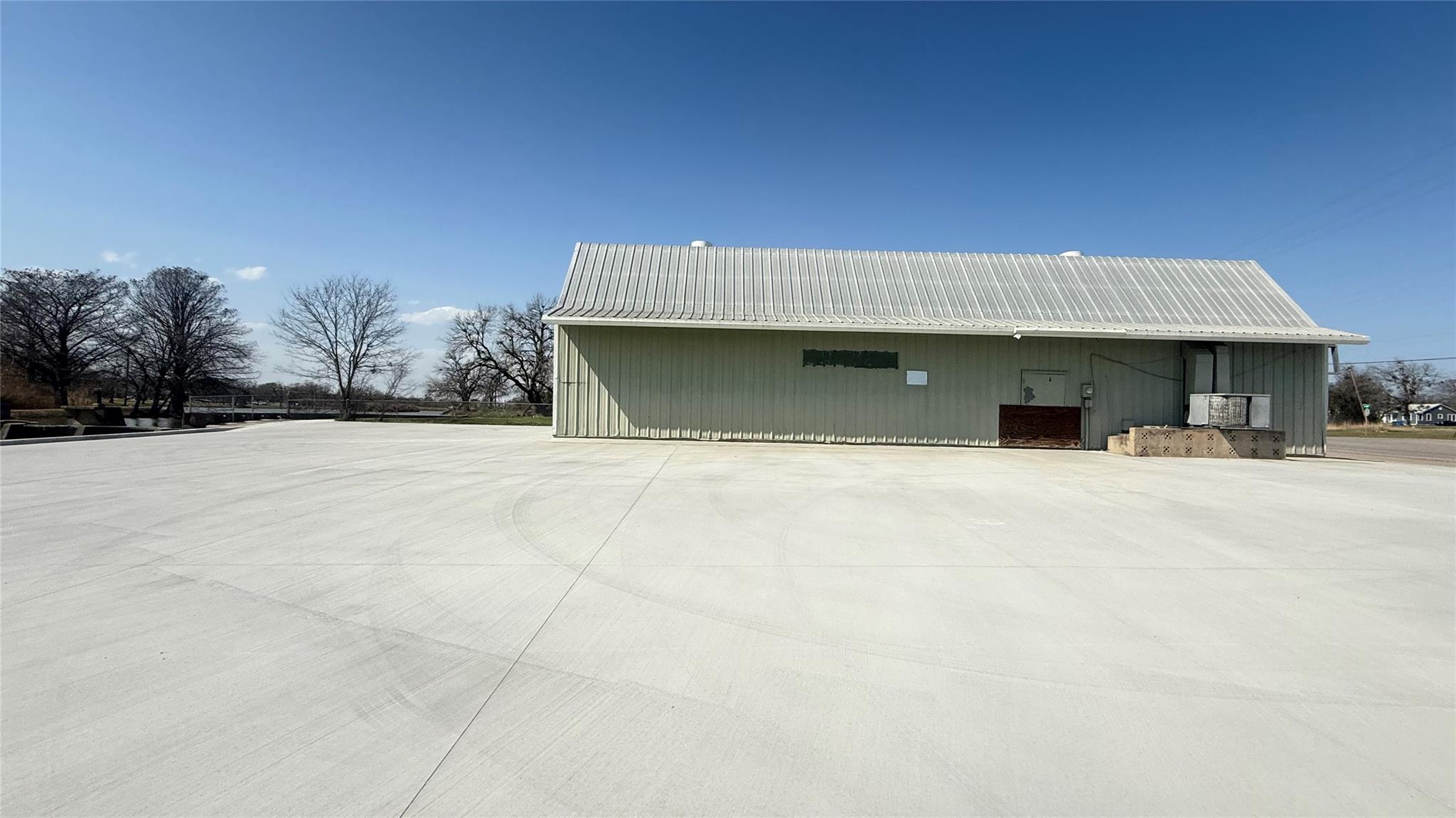 1425 N Main St, Taylor, TX 76574