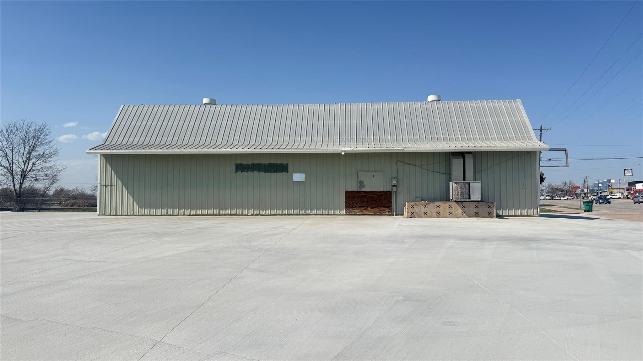1425 N Main St, Taylor, TX 76574