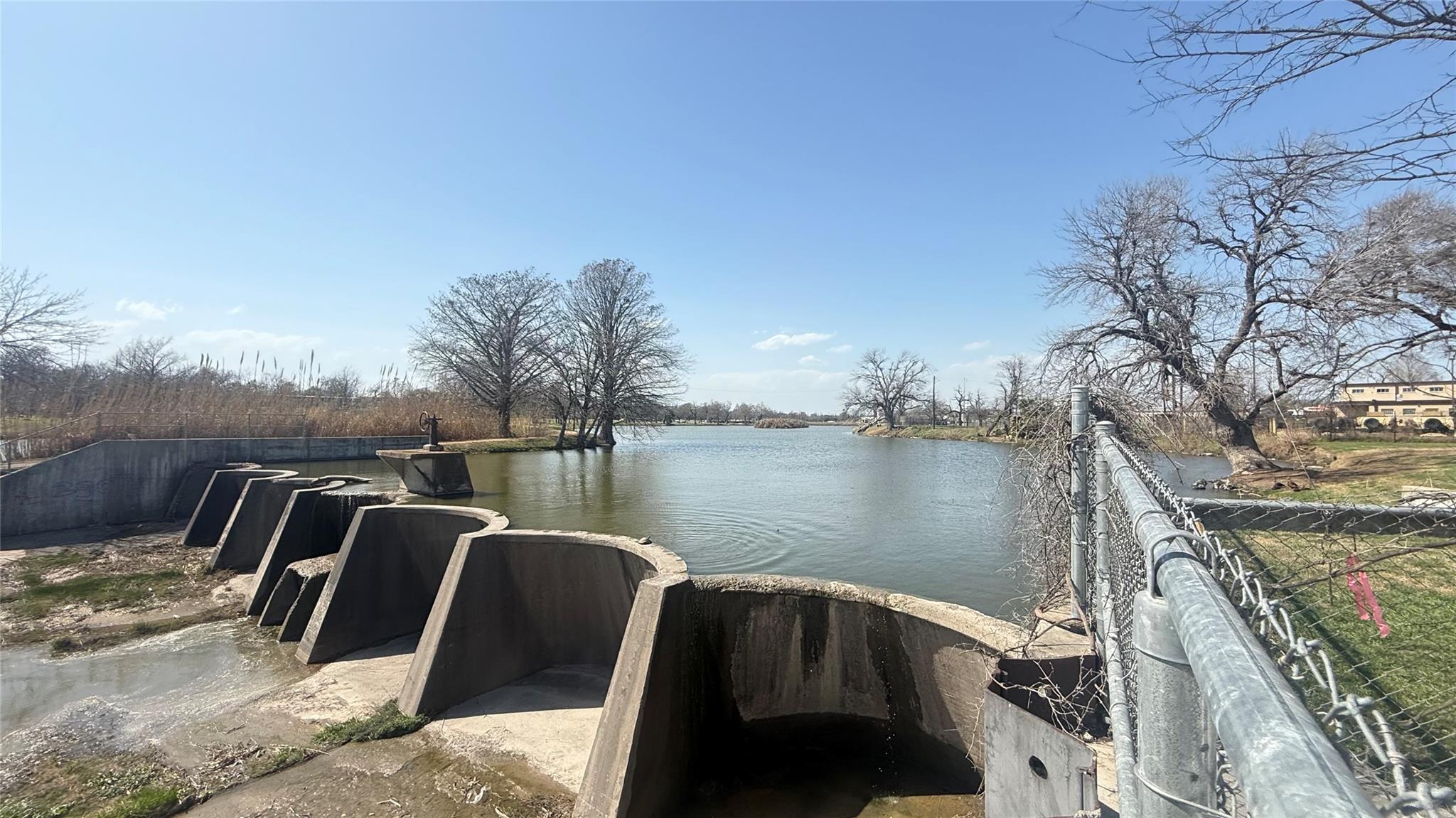 1425 N Main St, Taylor, TX 76574