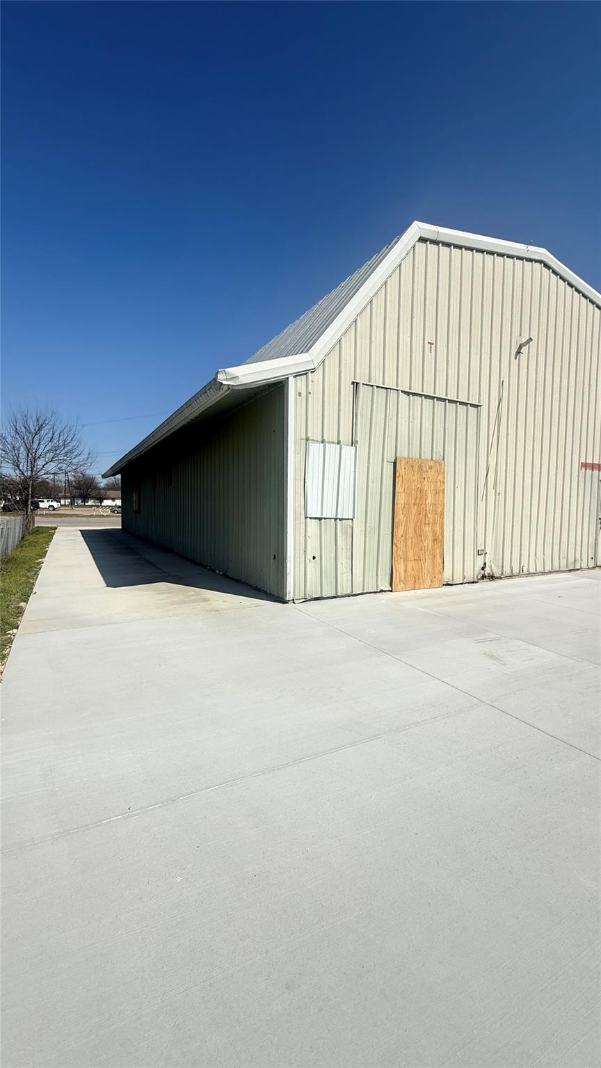 1425 N Main St, Taylor, TX 76574