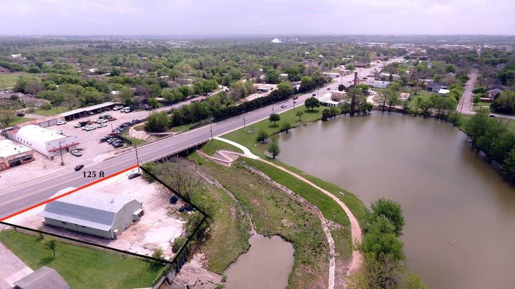 1425 N Main St, Taylor, TX 76574