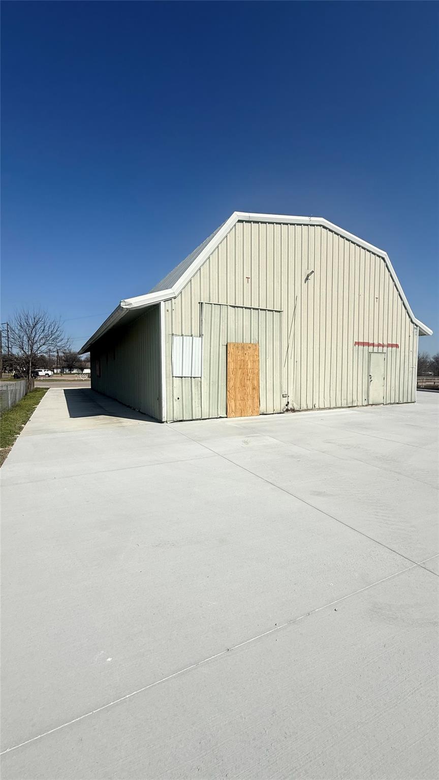 1425 N Main St, Taylor, TX 76574