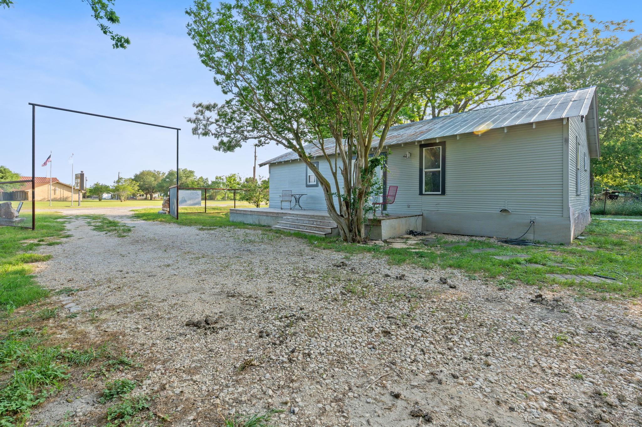 6071 Fm 713, Dale, TX 78616