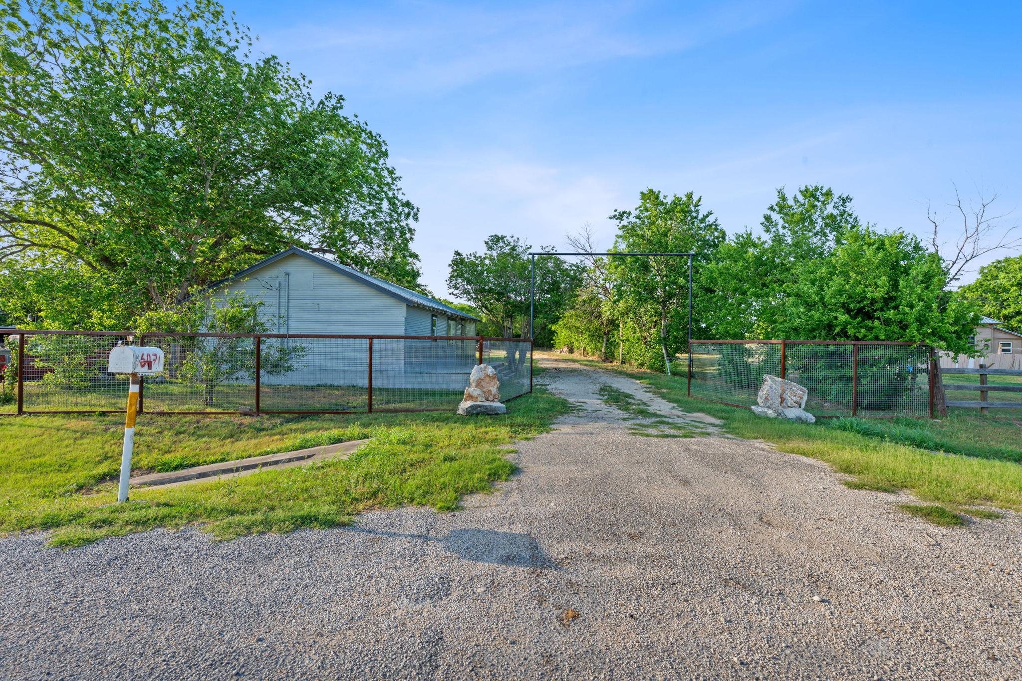 6071 Fm 713, Dale, TX 78616