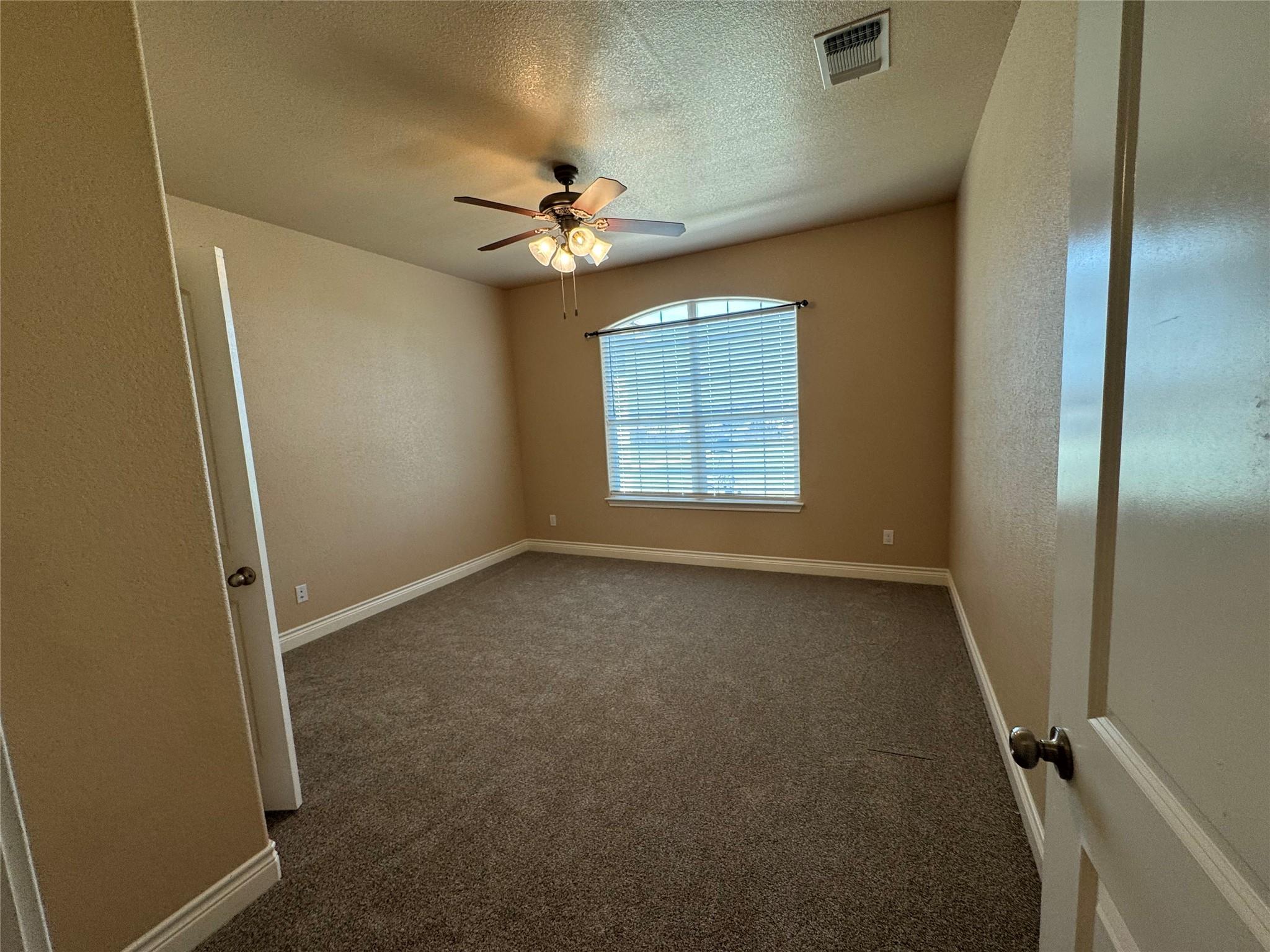 141 Oak Stone Dr, Jarrell, TX 76537