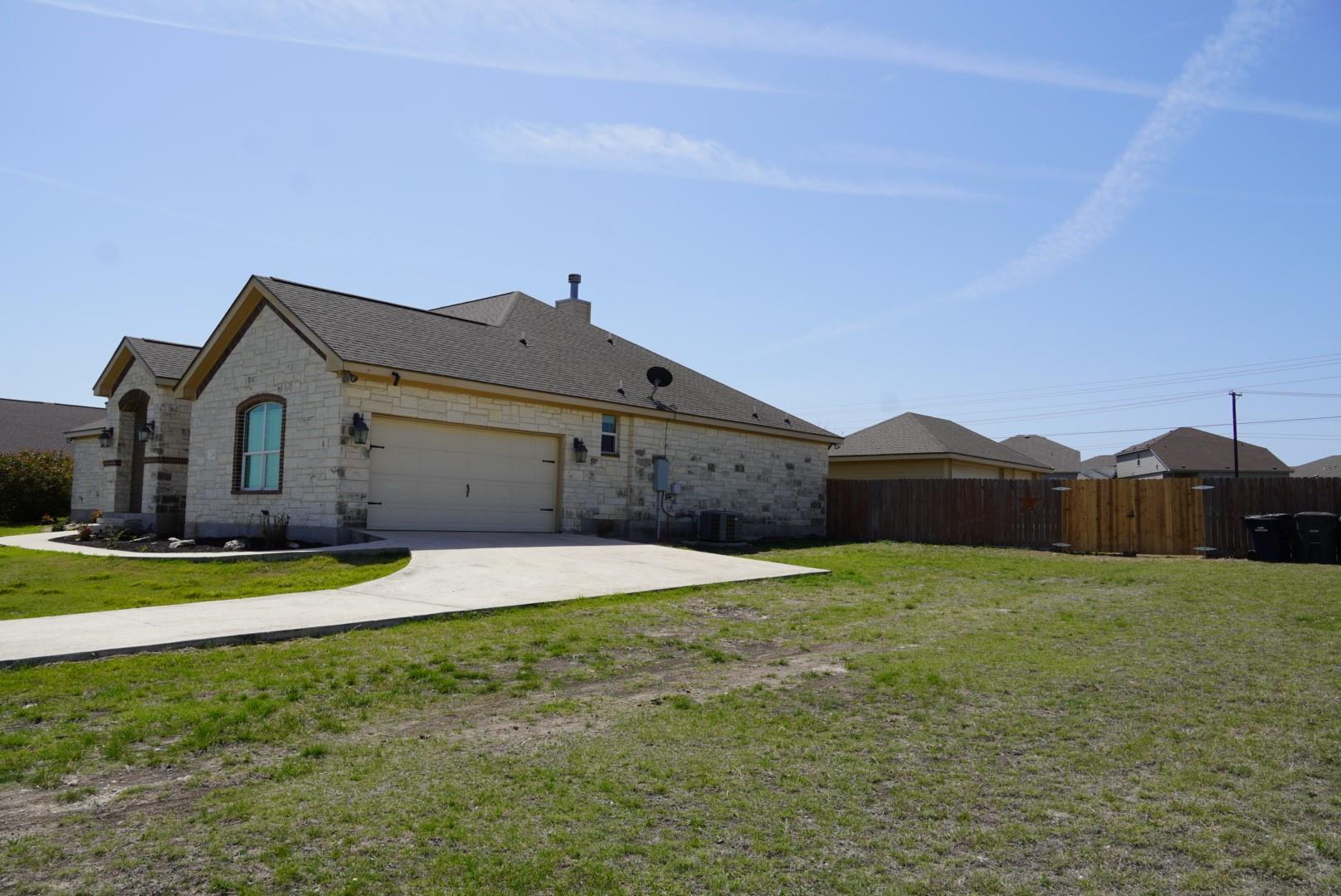 141 Oak Stone Dr, Jarrell, TX 76537