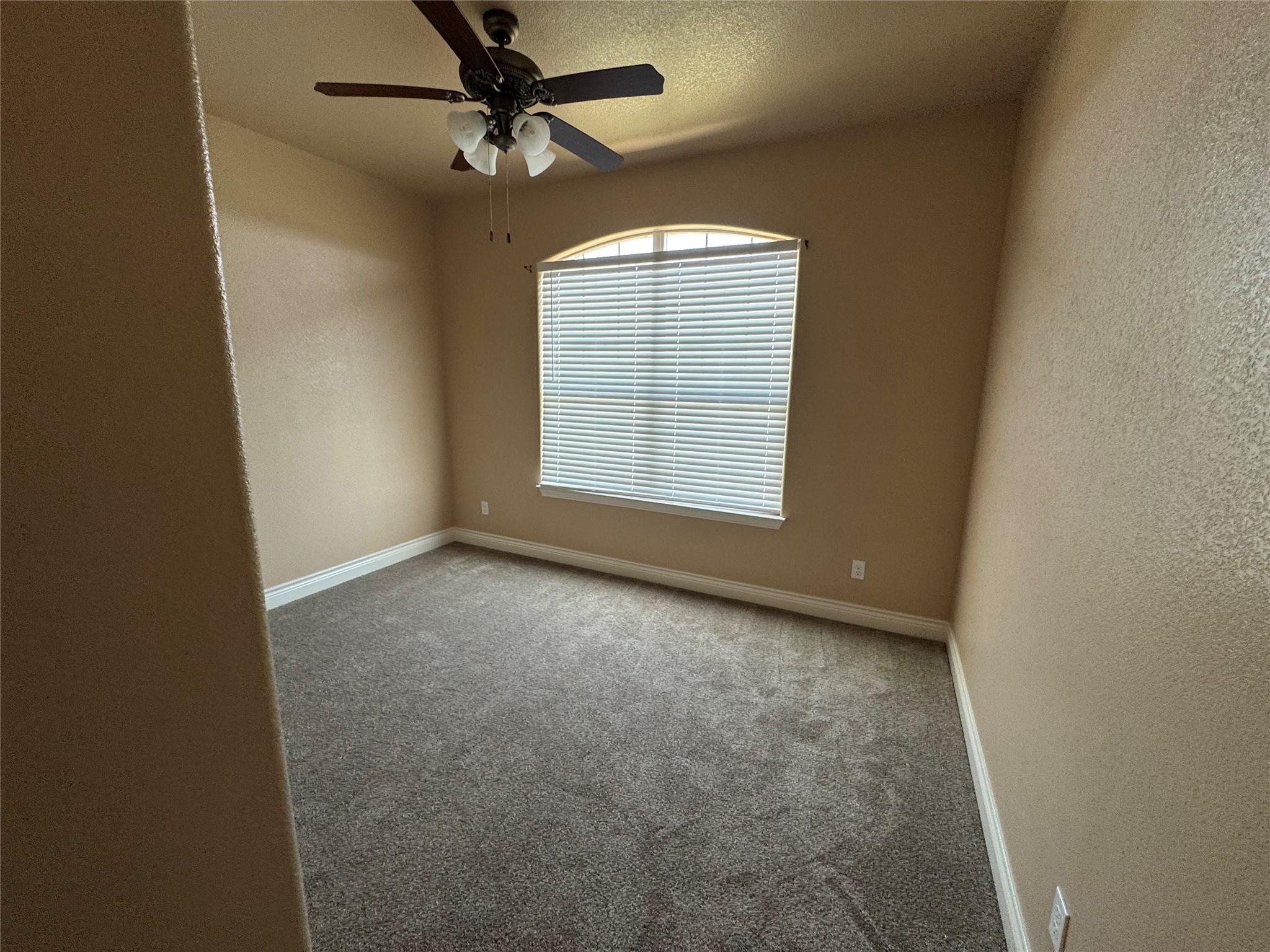 141 Oak Stone Dr, Jarrell, TX 76537