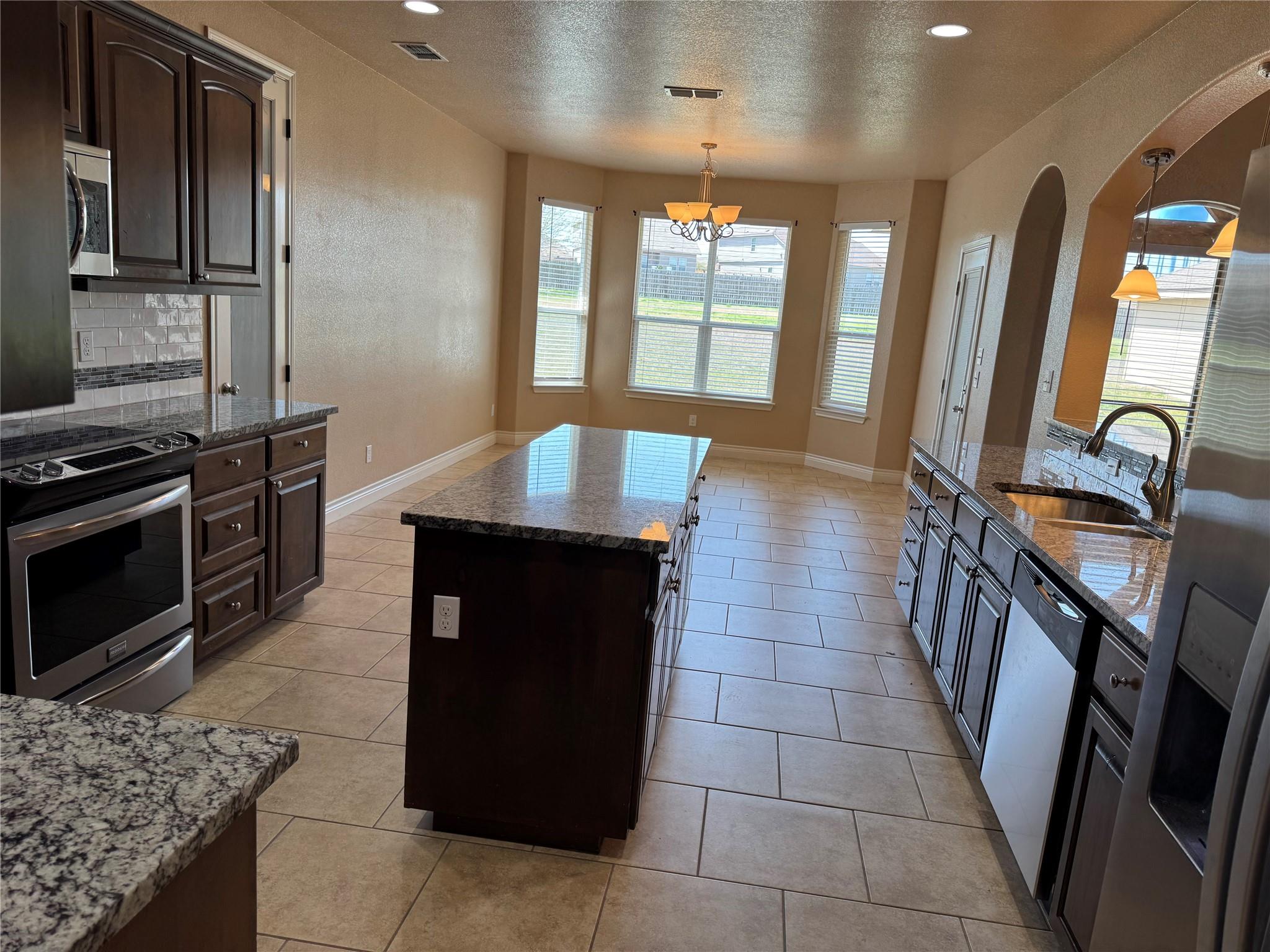 141 Oak Stone Dr, Jarrell, TX 76537