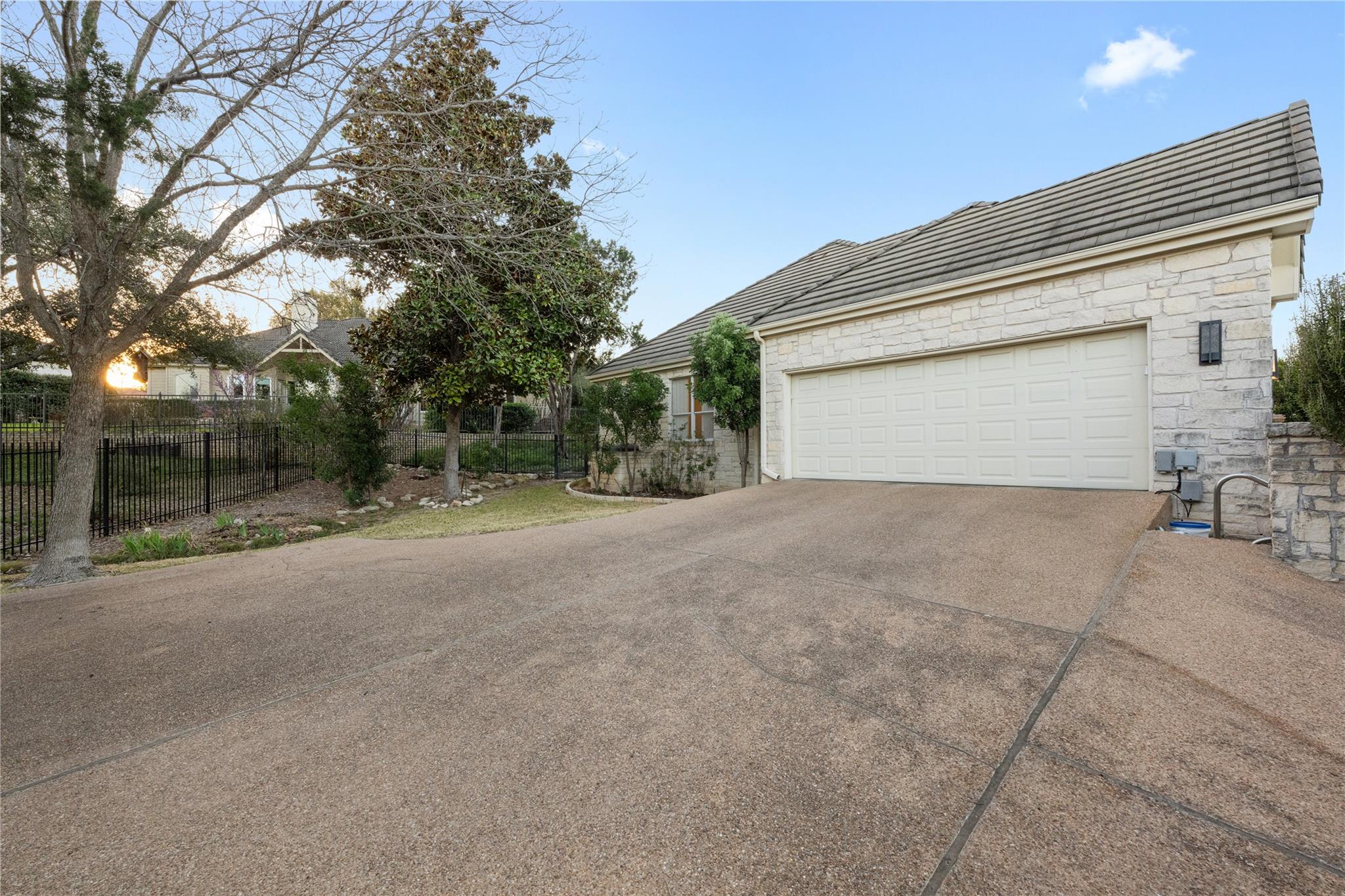 12 Sparrowglen Ln, The Hills, TX 78738