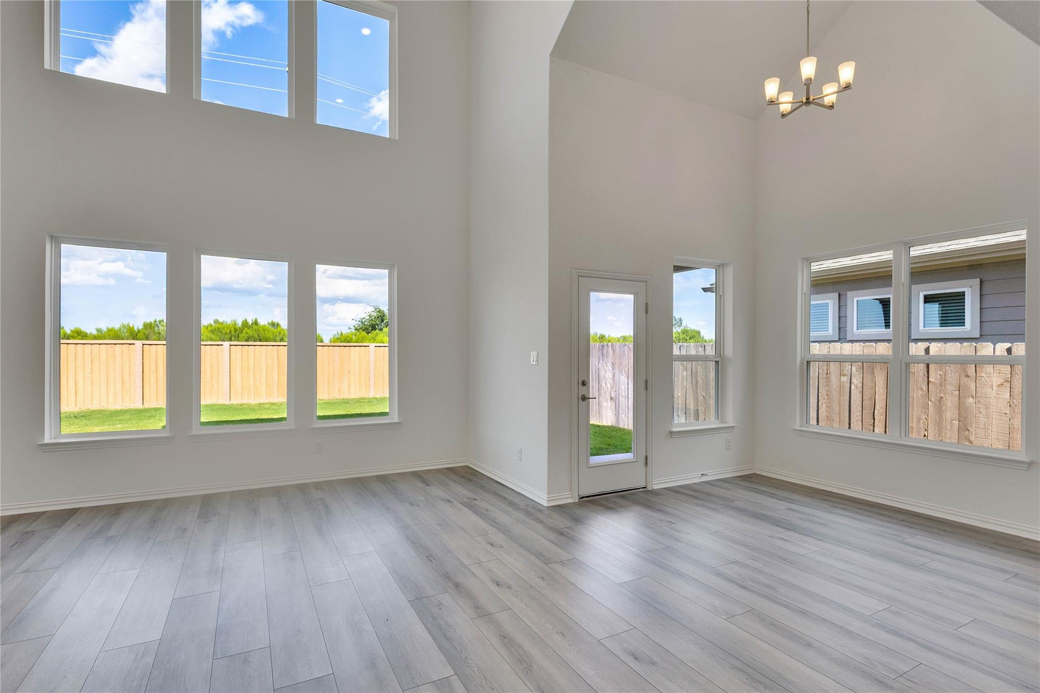 105 Greinert Dr, Taylor, TX 76574