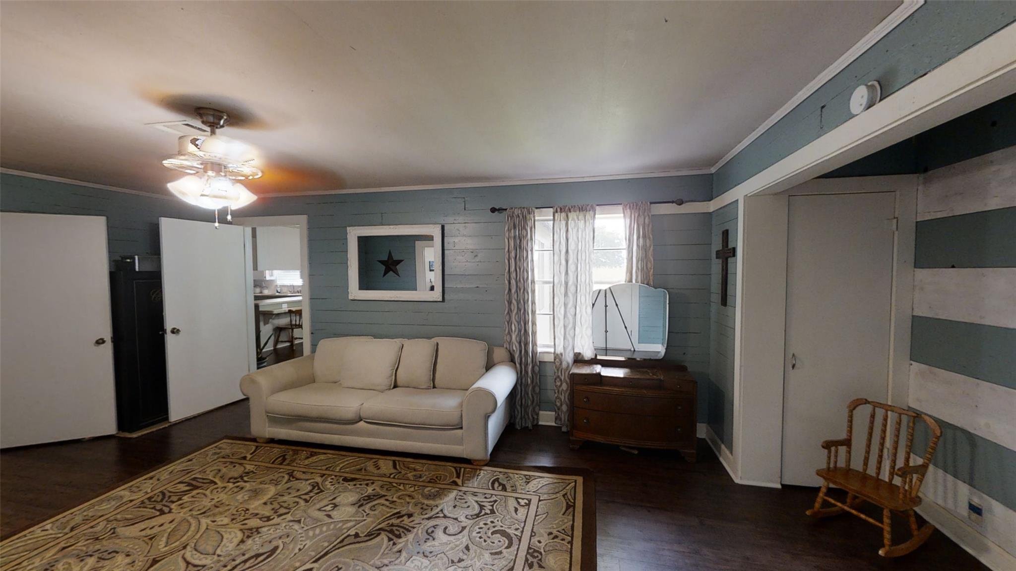 4213 N Main St, Taylor, TX 76574