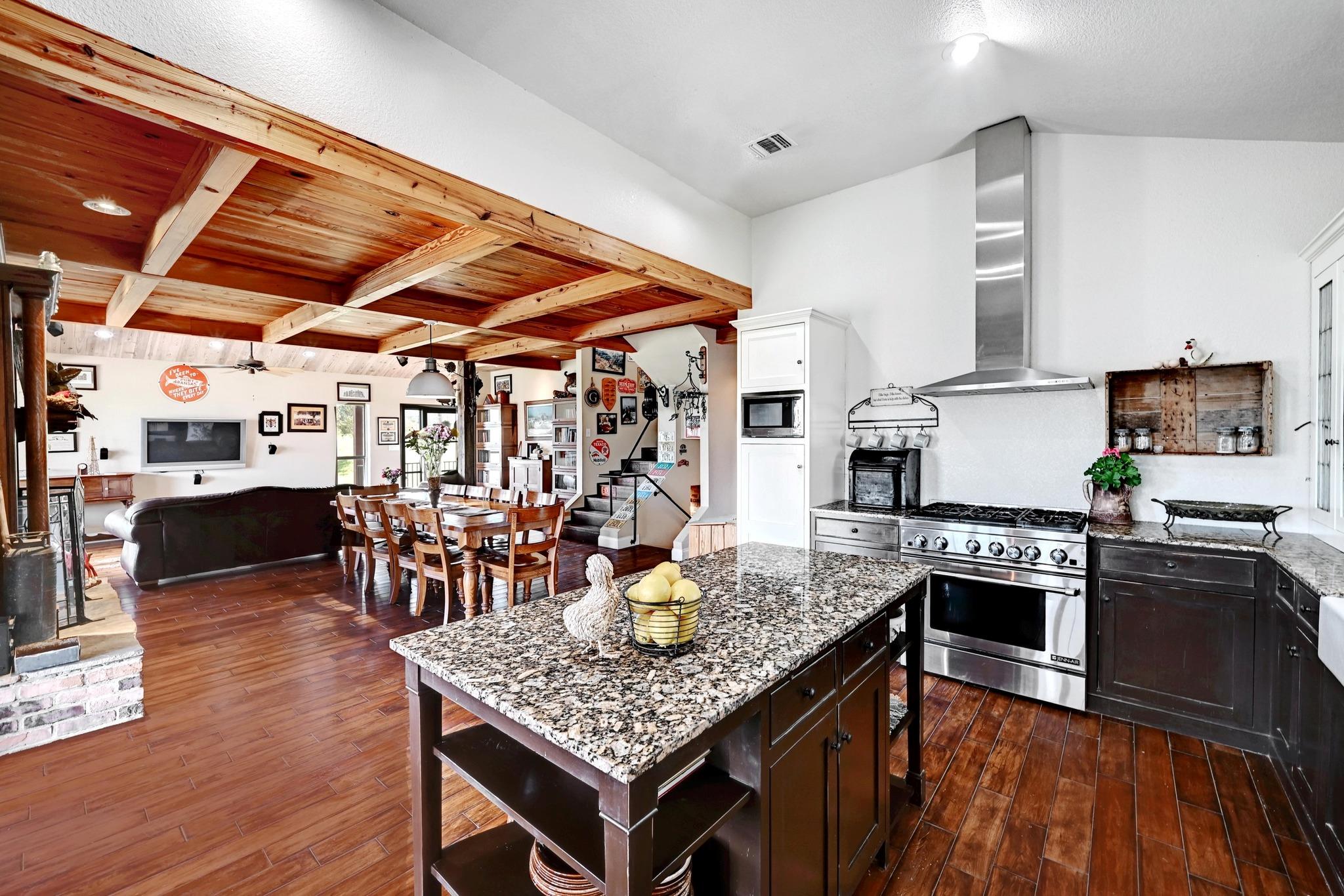 398 Redbird Ln, Kingsbury, TX 78638