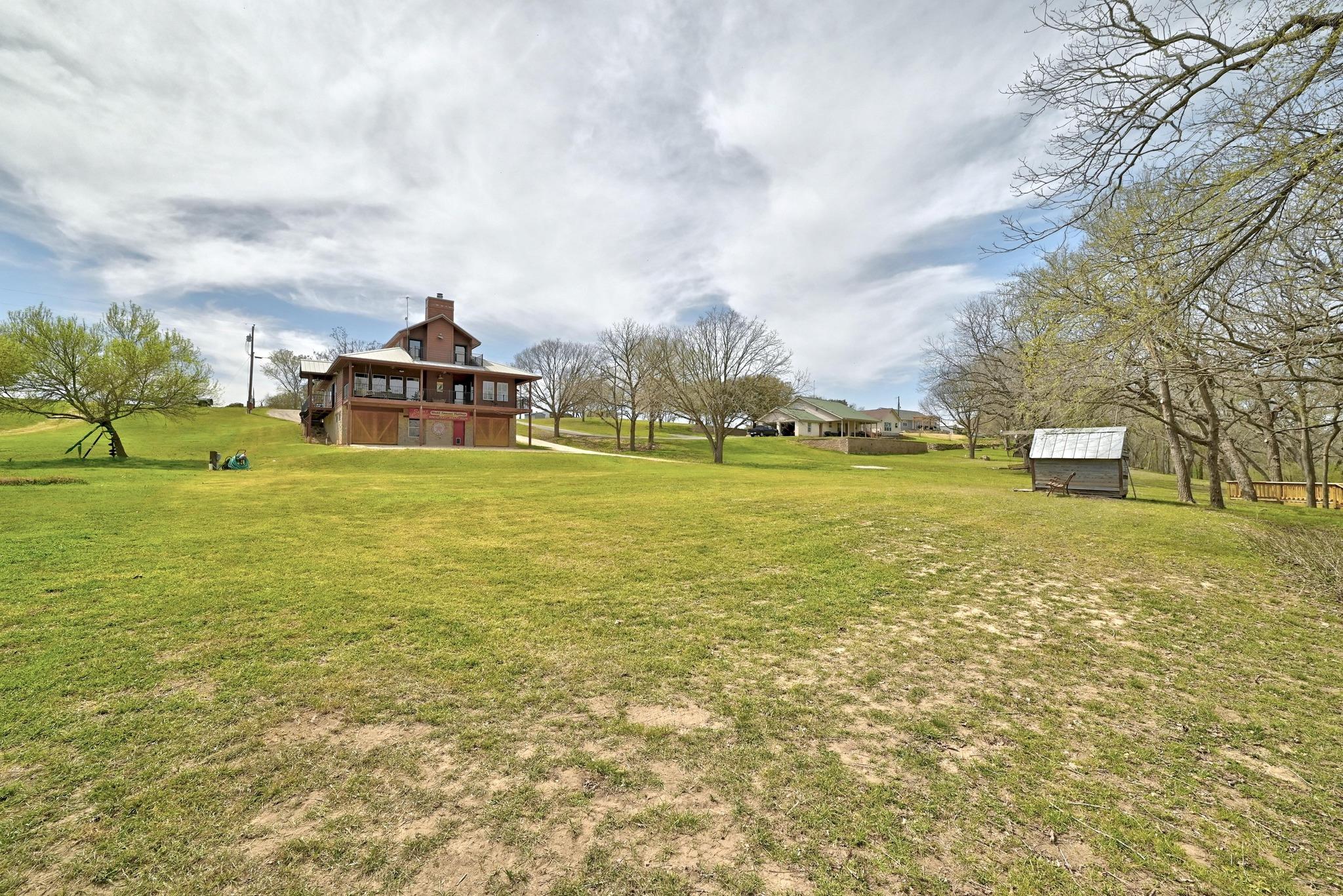 398 Redbird Ln, Kingsbury, TX 78638