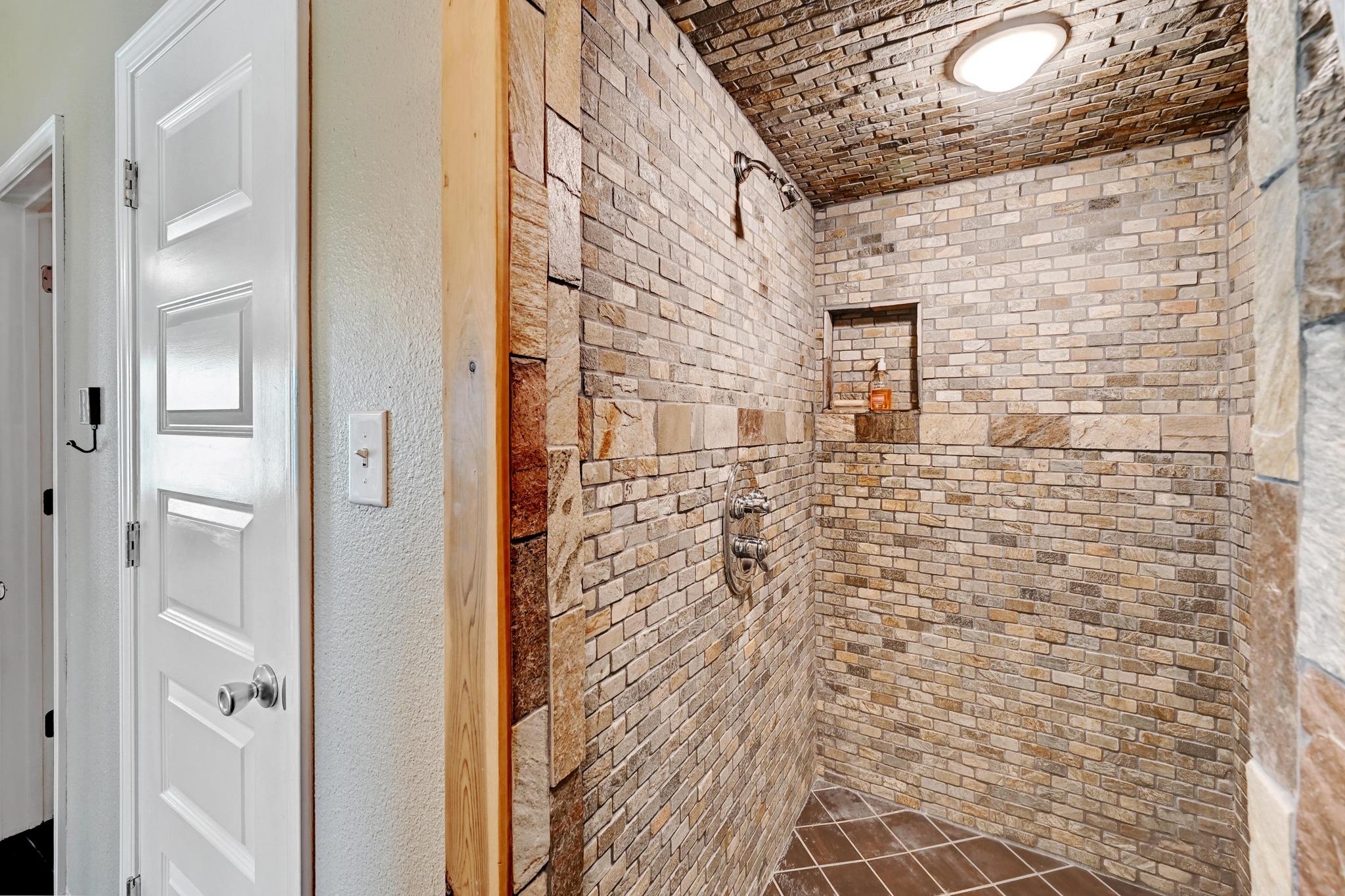 398 Redbird Ln, Kingsbury, TX 78638