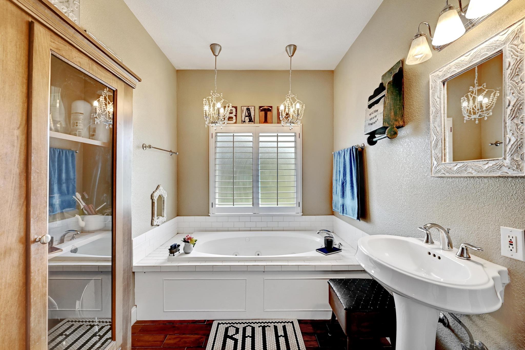 398 Redbird Ln, Kingsbury, TX 78638