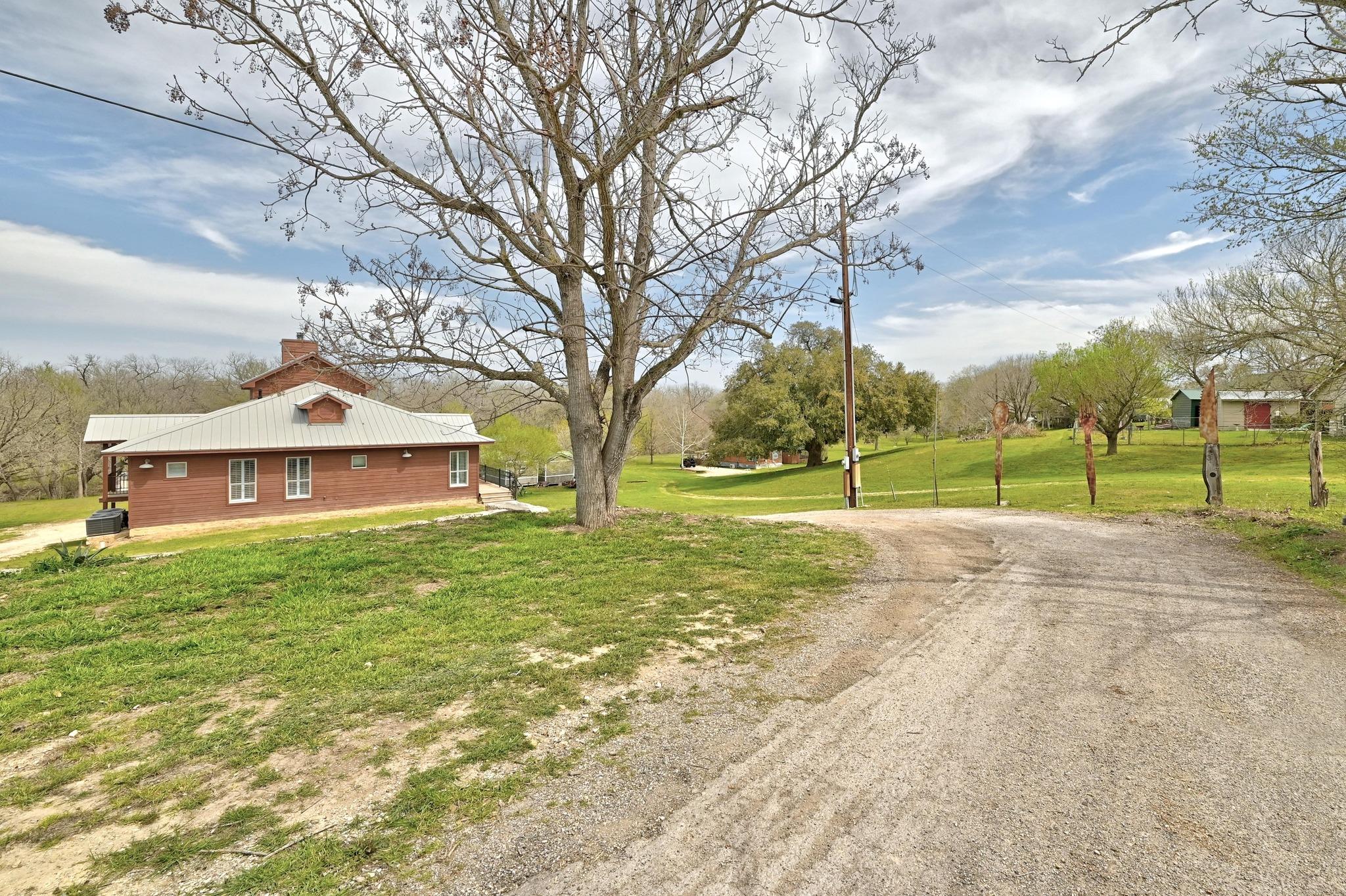 398 Redbird Ln, Kingsbury, TX 78638