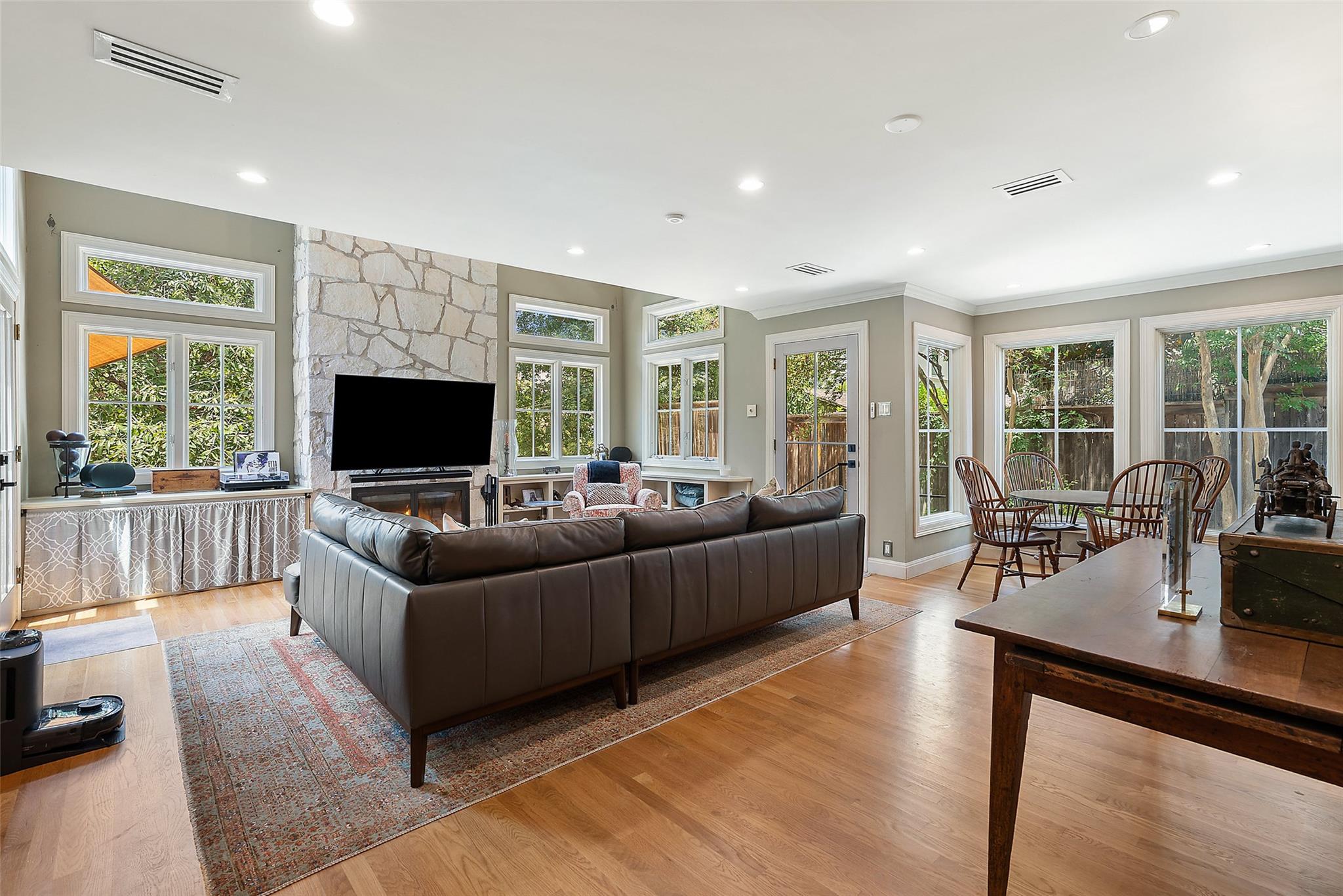 2208 Mountain View Rd, Austin, TX 78703