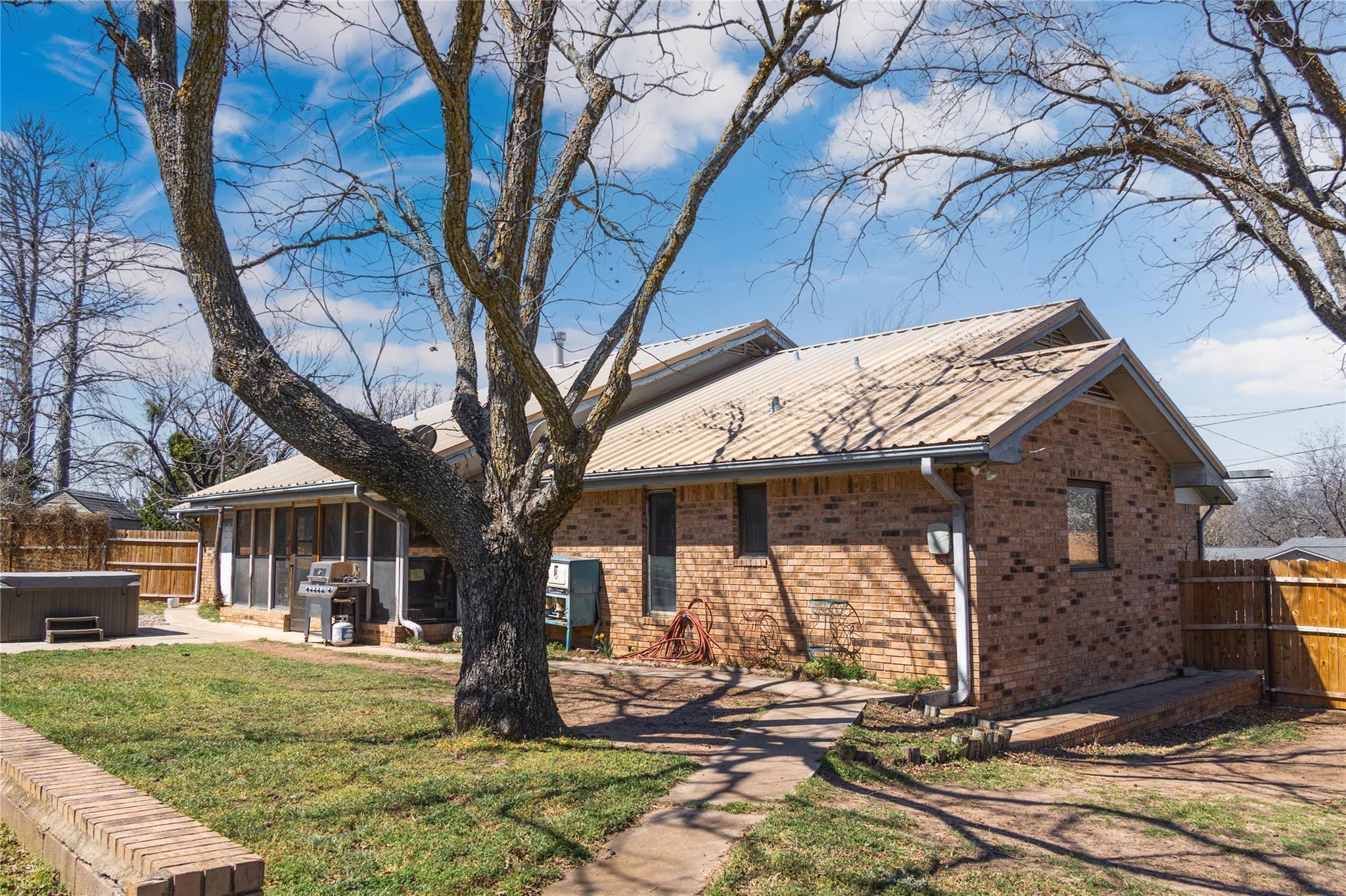 1811 Saylor St, Goldthwaite, TX 76844
