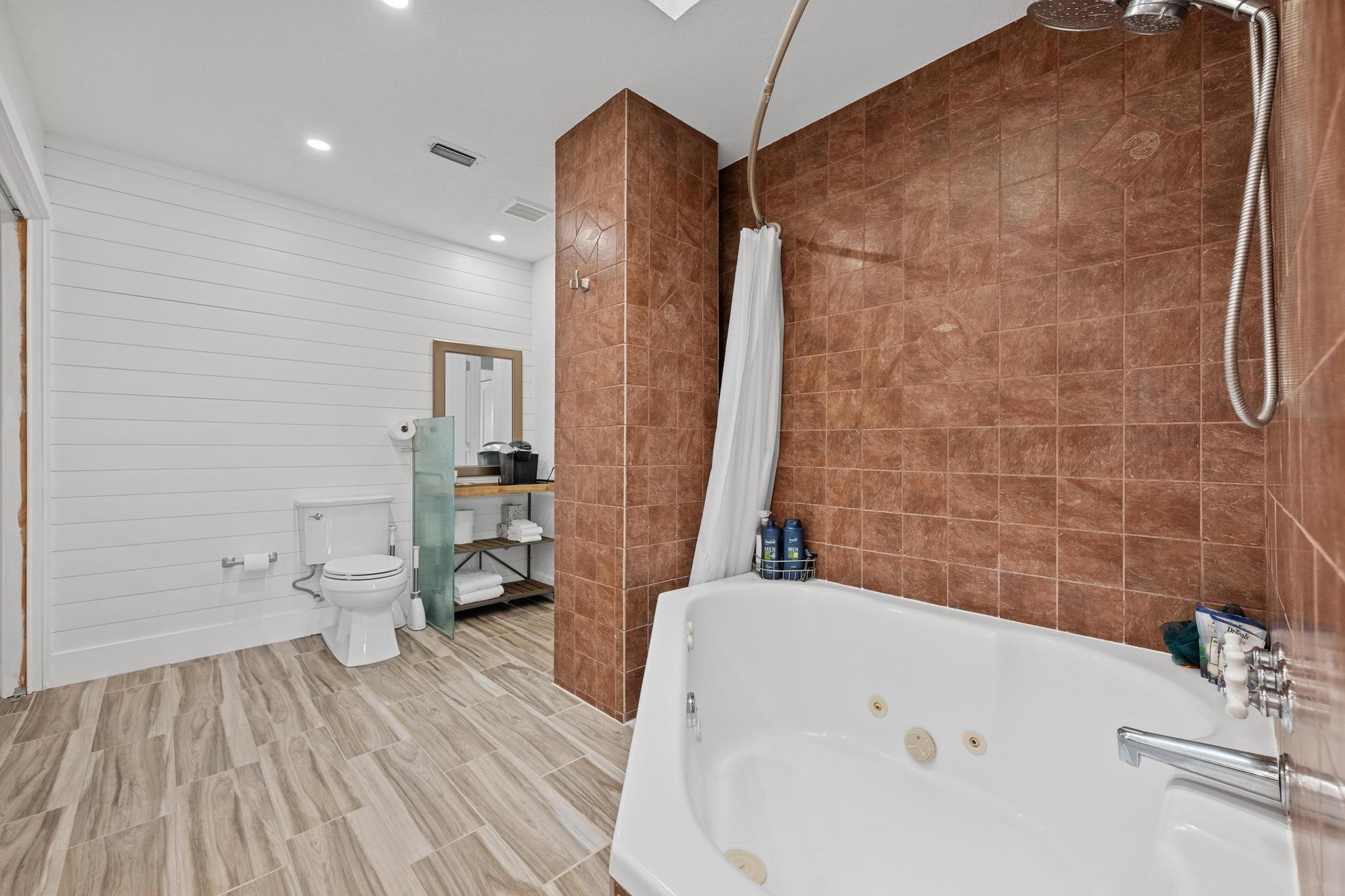 100 Lido Cir # B2, Lakeway, TX 78734